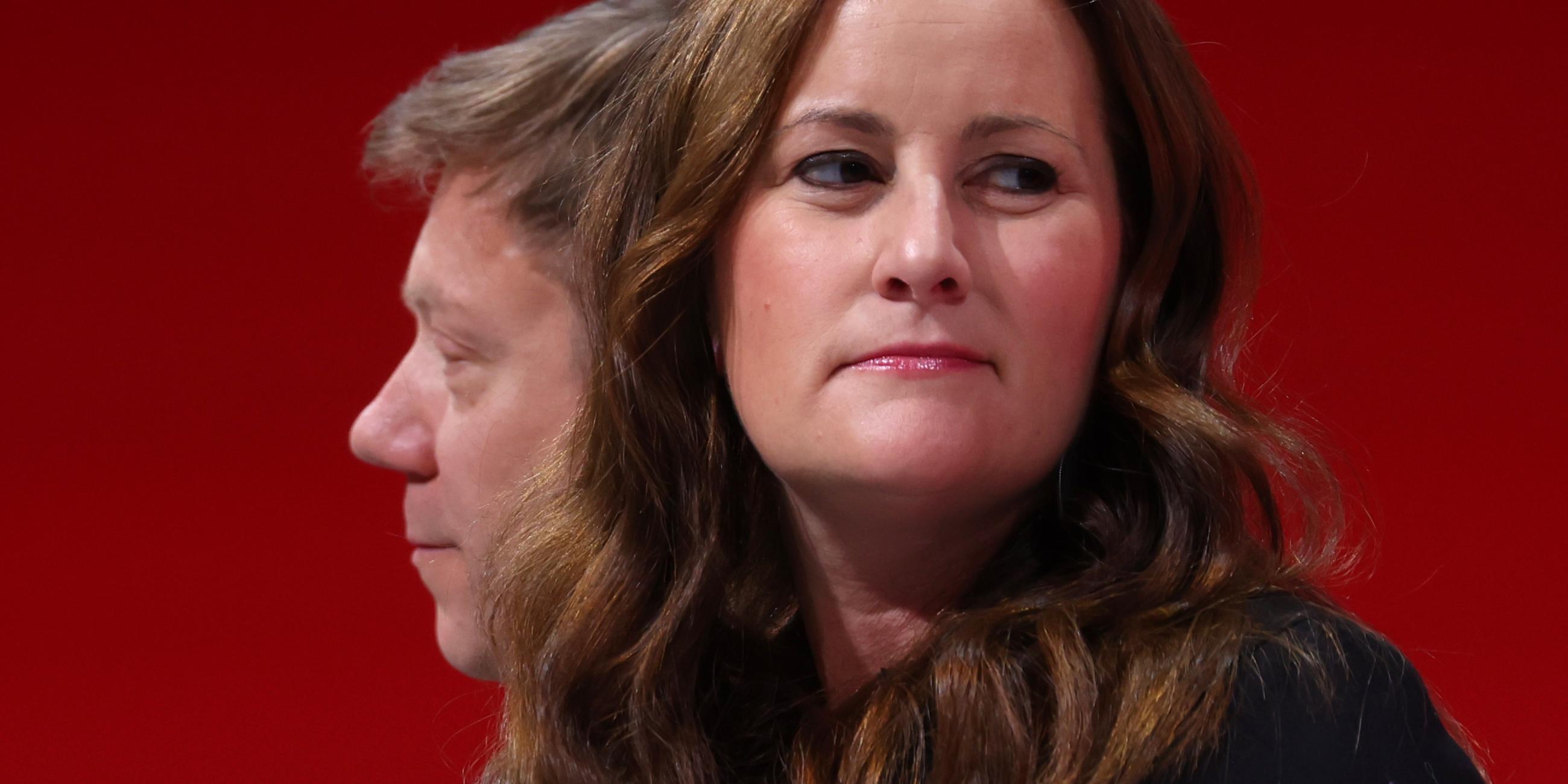 18.11.2023, Bayern, Augsburg: Martin Schirdewan (l) und Janine Wissler, Vorsitzende der Partei Die Linke, stehen beim Parteitag auf der Bühne.