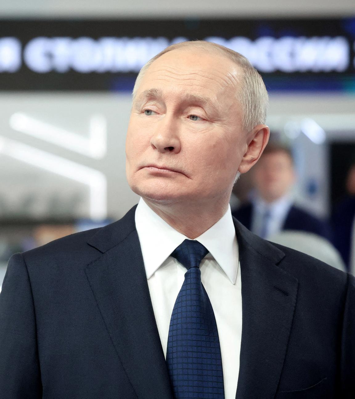 Wladimir Putin besucht das Forum und die Ausstellung "Russland", die die wichtigsten Errungenschaften des Landes feiert in Moskau am 17.12.2023.