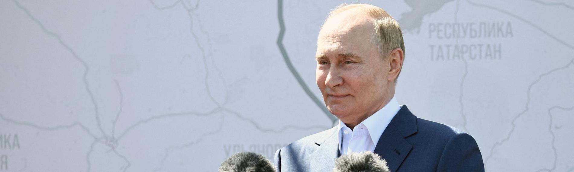 Russlands Präsident Wladimir Putin eröffnet den neuen Abschnitt der Autobahn M-11 – bekannt als „Newa“-Autobahn – zwischen Moskau und Sankt Petersburg in der Region Twer