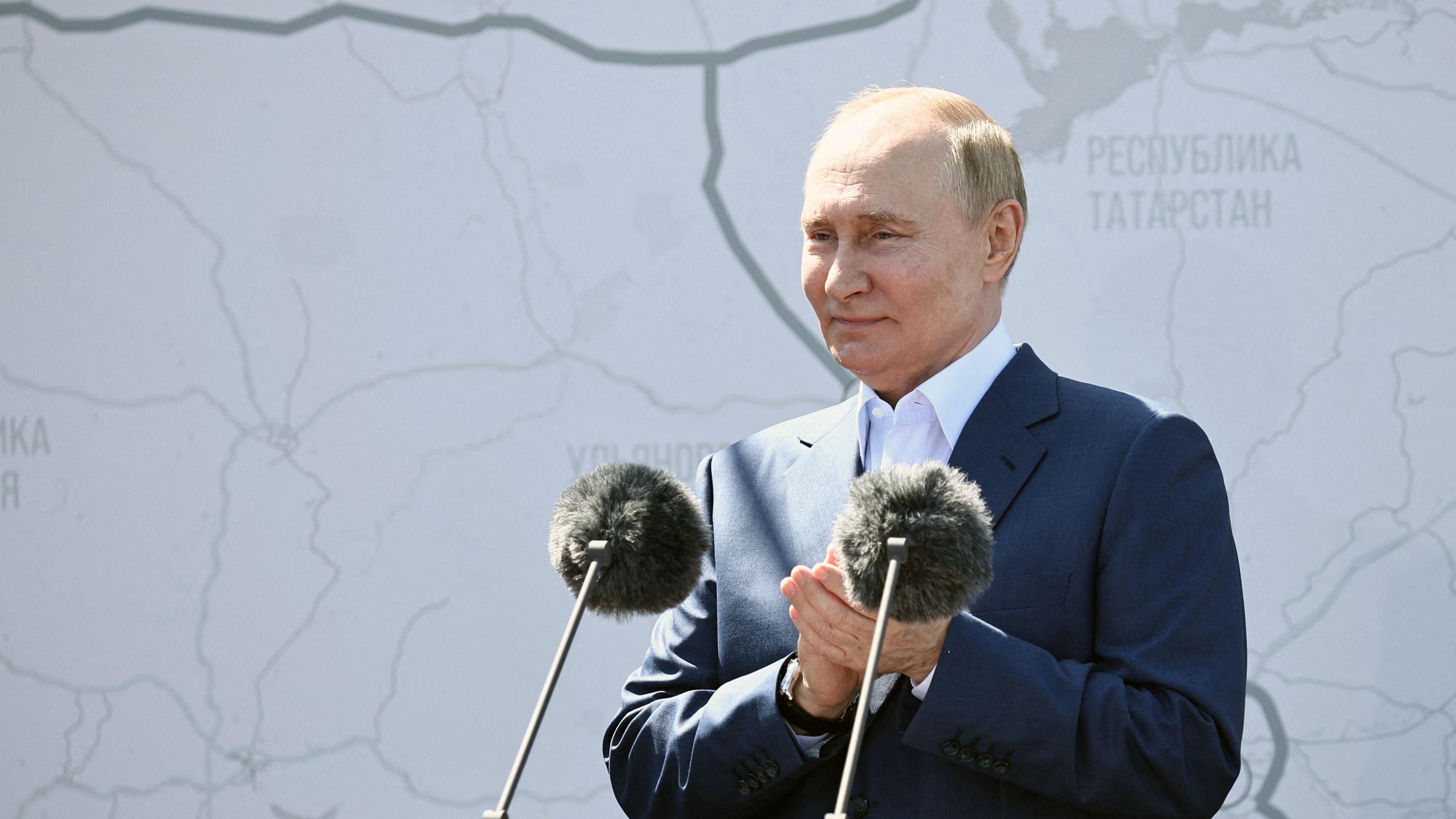 Russlands Präsident Wladimir Putin eröffnet den neuen Abschnitt der Autobahn M-11 – bekannt als „Newa“-Autobahn – zwischen Moskau und Sankt Petersburg in der Region Twer