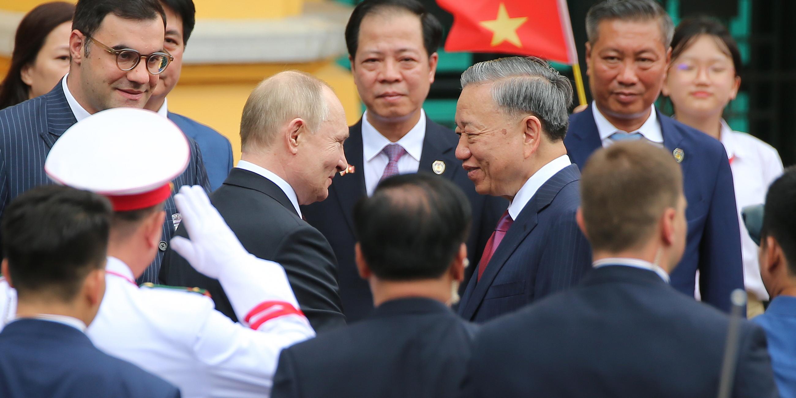 Der vietnamesische Präsident To Lam (m - r) begrüßt seinen russischen Amtskollegen Wladimir Putin (C-L) während einer Begrüßungszeremonie im Präsidentenpalast in Hanoi, Vietnam, am 20. 06. 2024. 