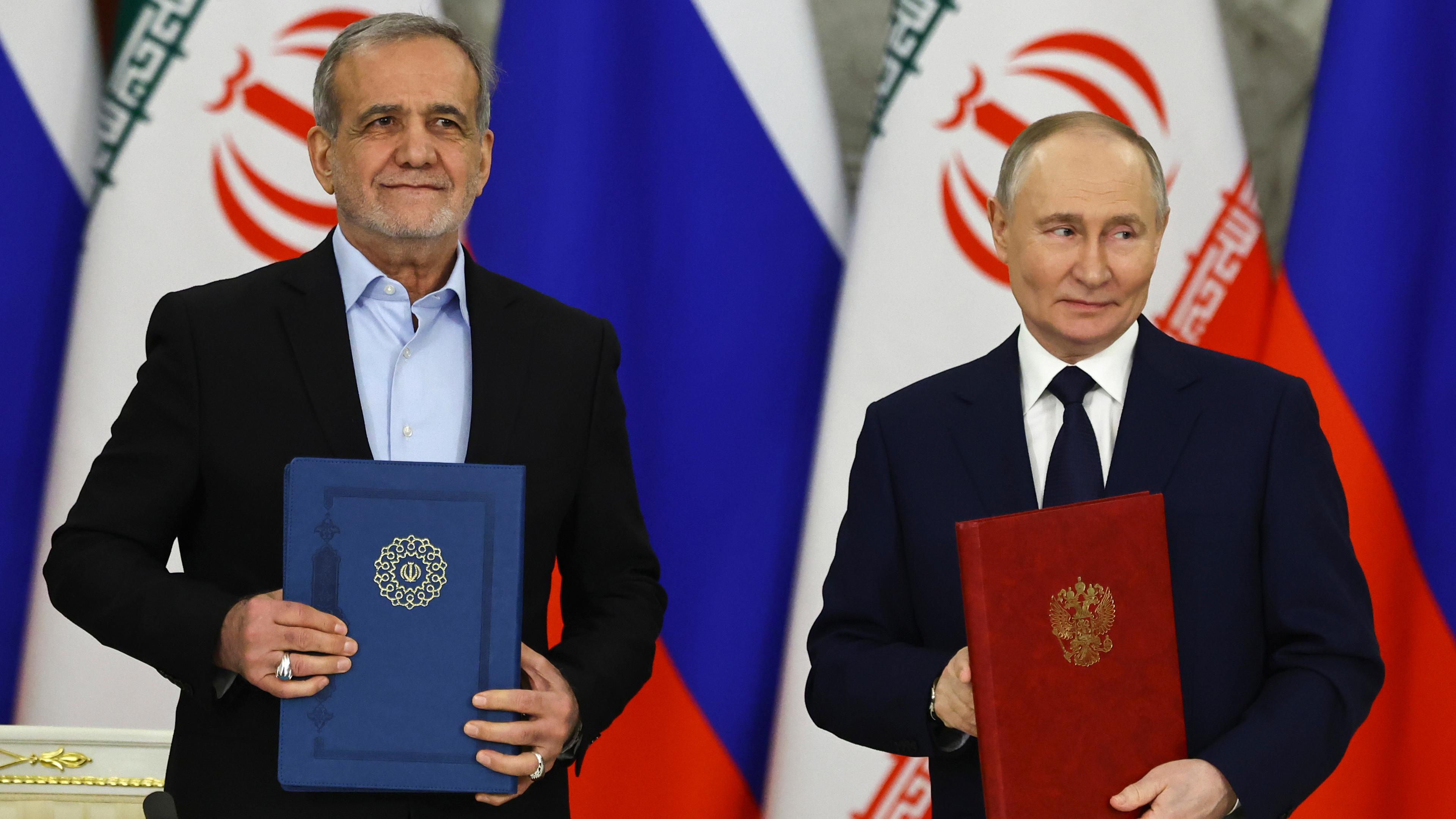 Der russische Präsident Wladimir Putin (rechts) und der iranische Präsident Masoud Pezeshkian nehmen an einer Unterzeichnungszeremonie im Kreml in Moskau, Russland, teil