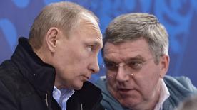 Der russische Präsident Wladimir Putin spricht mit IOC-Präsident Thomas Bach.