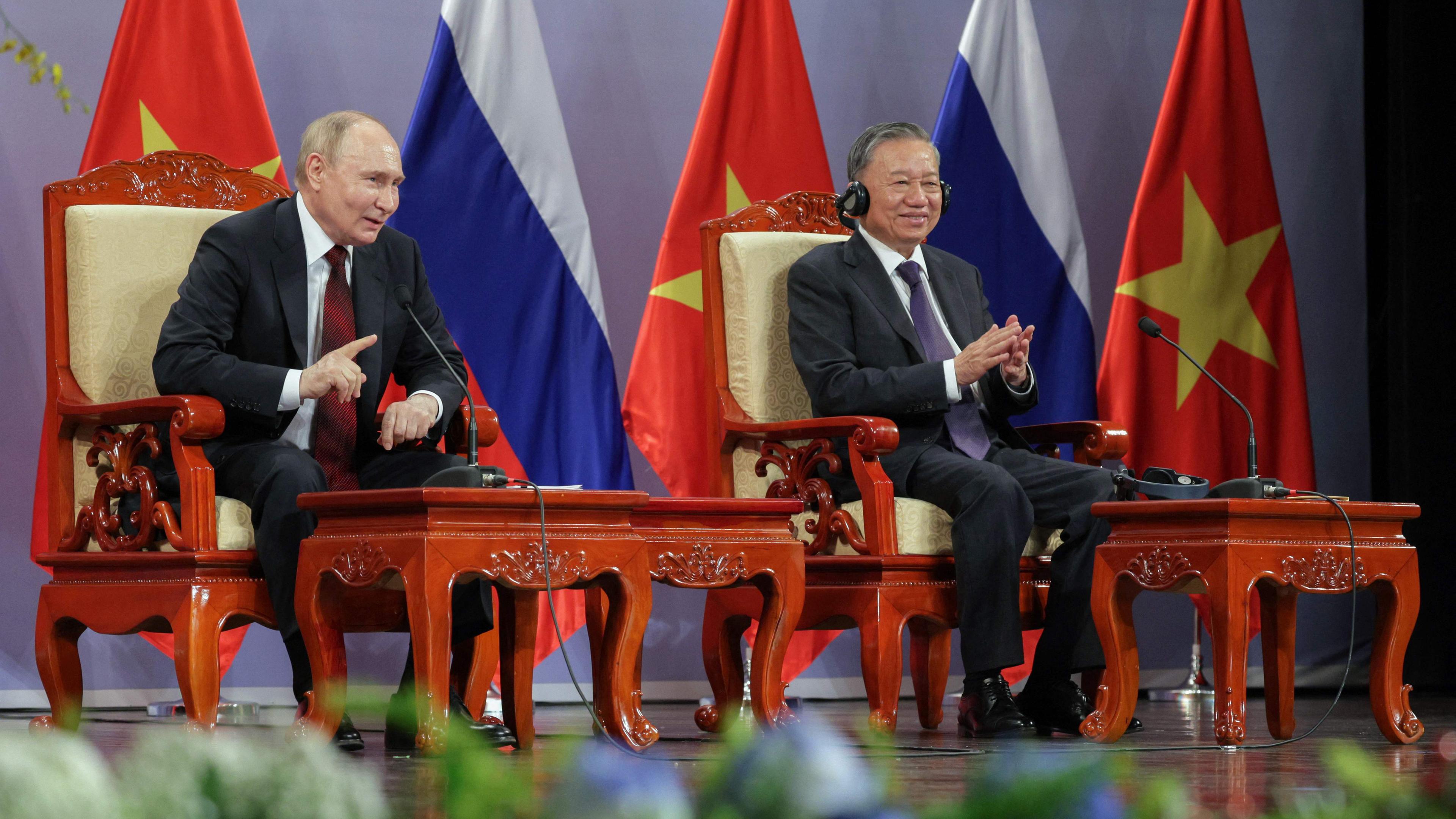 Vietnam: Russlands Präsident Wladimir Putin und Vietnams Präsident To Lam bei einer Alumni-Veranstaltung in Hanoi.