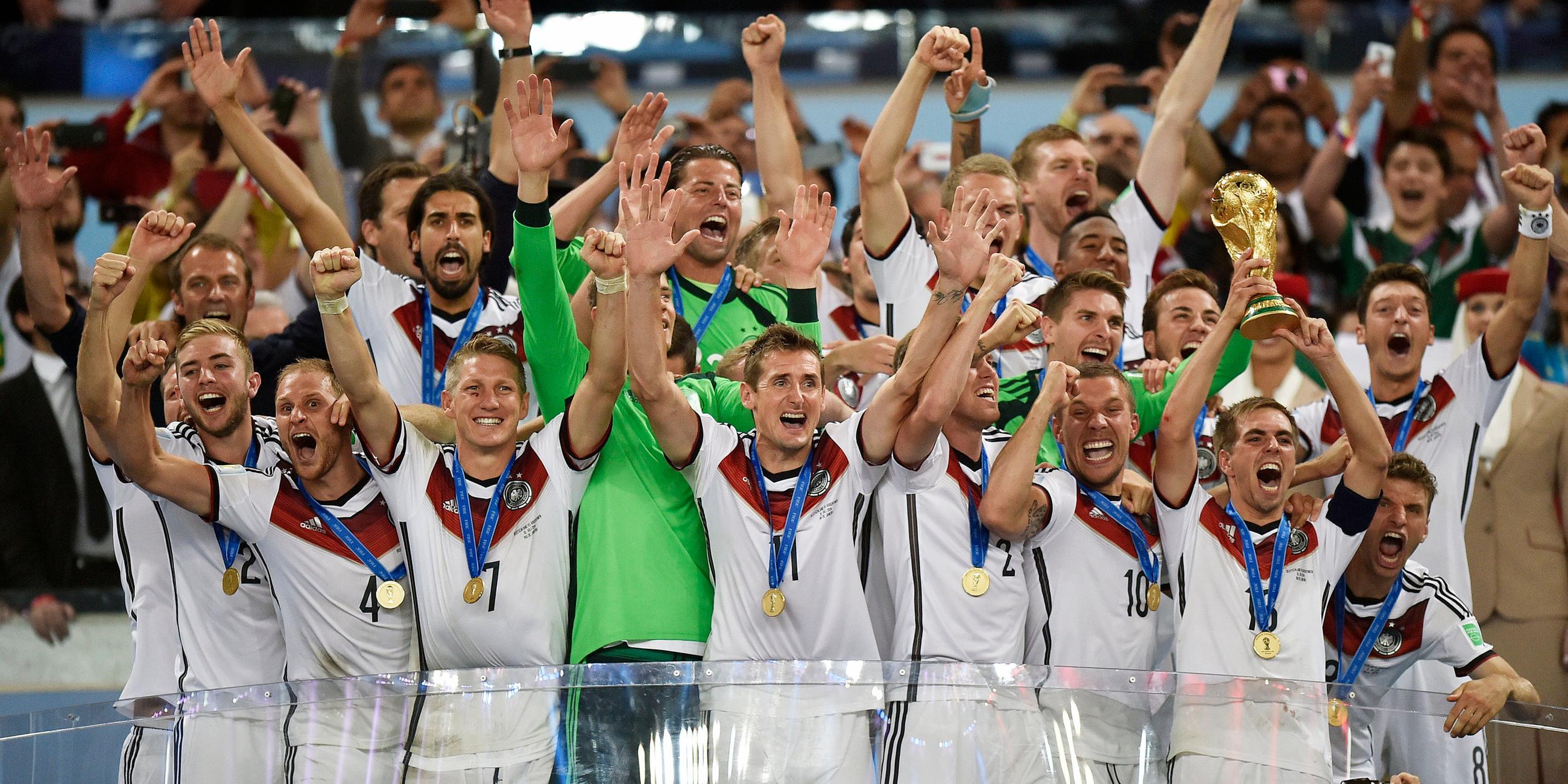 Die deutsche Mannschaft jubelt nach dem Finale 2014 mit dem WM-Pokal
