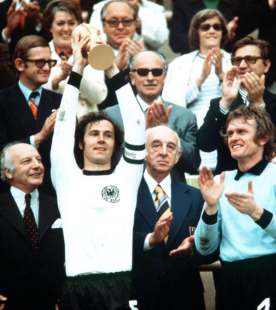 Weltmeisterschaft 1974: Franz Beckenbauer mit Pokal