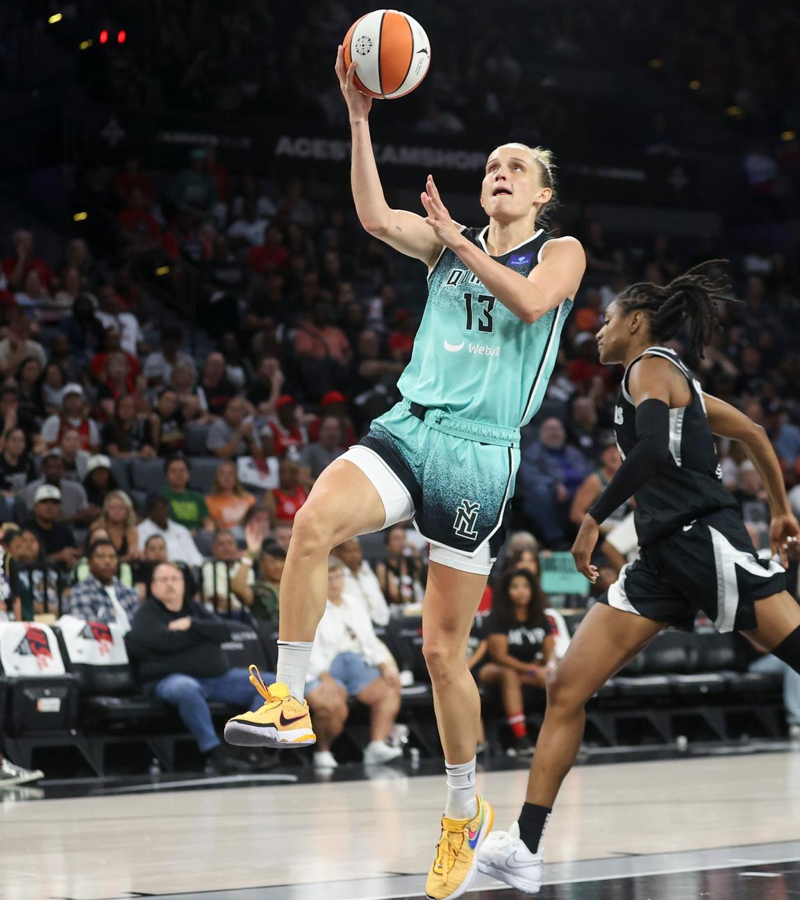 06.10.2024, WNBA, Halbfinale: Leonie Fiebich (New York Liberty) setzt im Spiel gegen Las Vegas Aces zum Korbleger an.