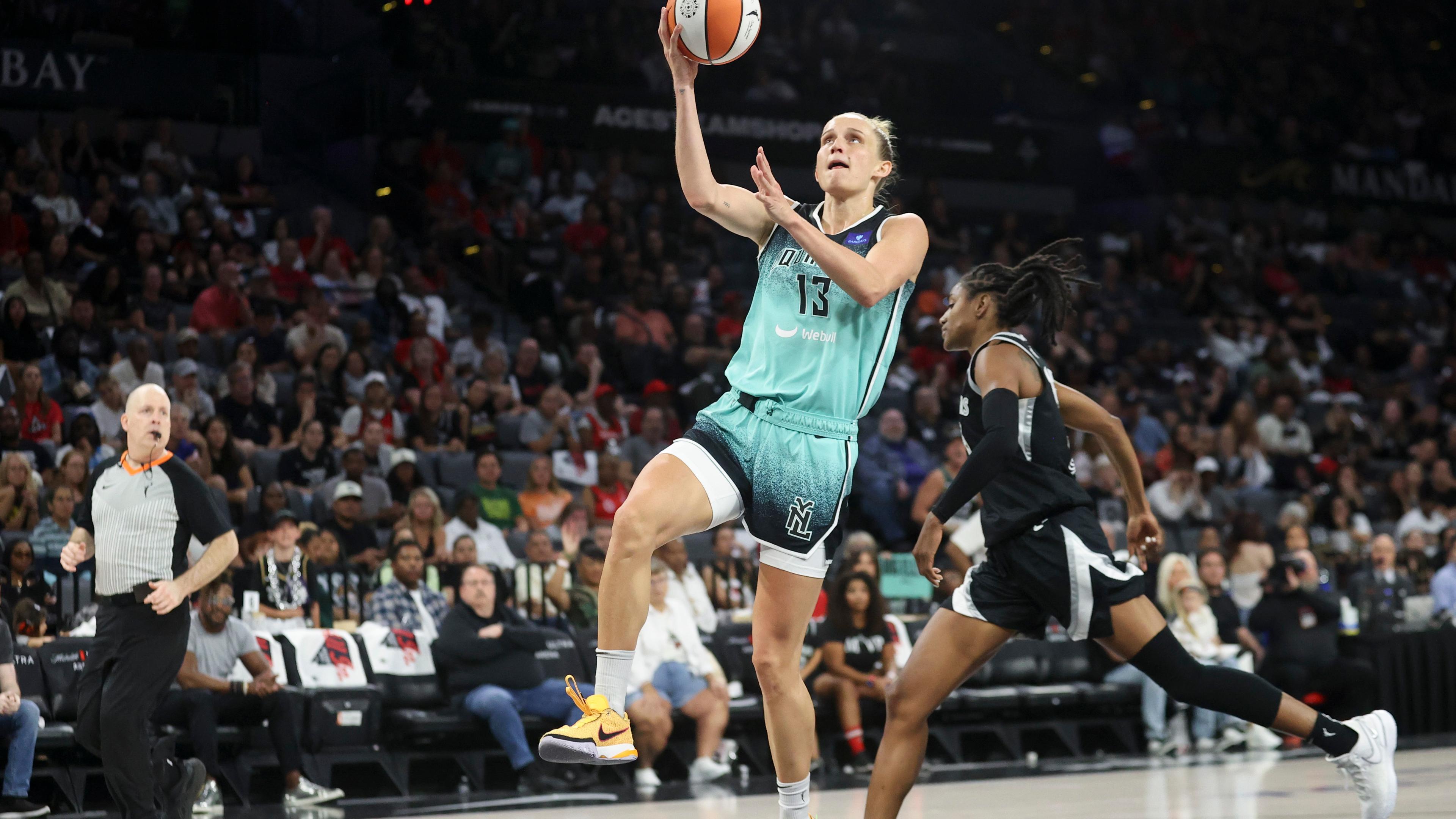 06.10.2024, WNBA, Halbfinale: Leonie Fiebich (New York Liberty) setzt im Spiel gegen Las Vegas Aces zum Korbleger an.