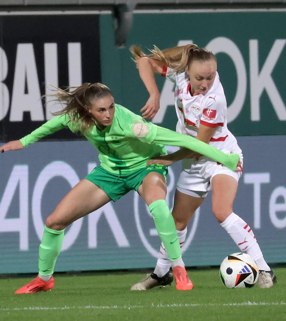 Jule Brand (VfL Wolfsburg/links) versucht, Lou-Ann Joly (RB Leipzig) vom Ball zu trennen.