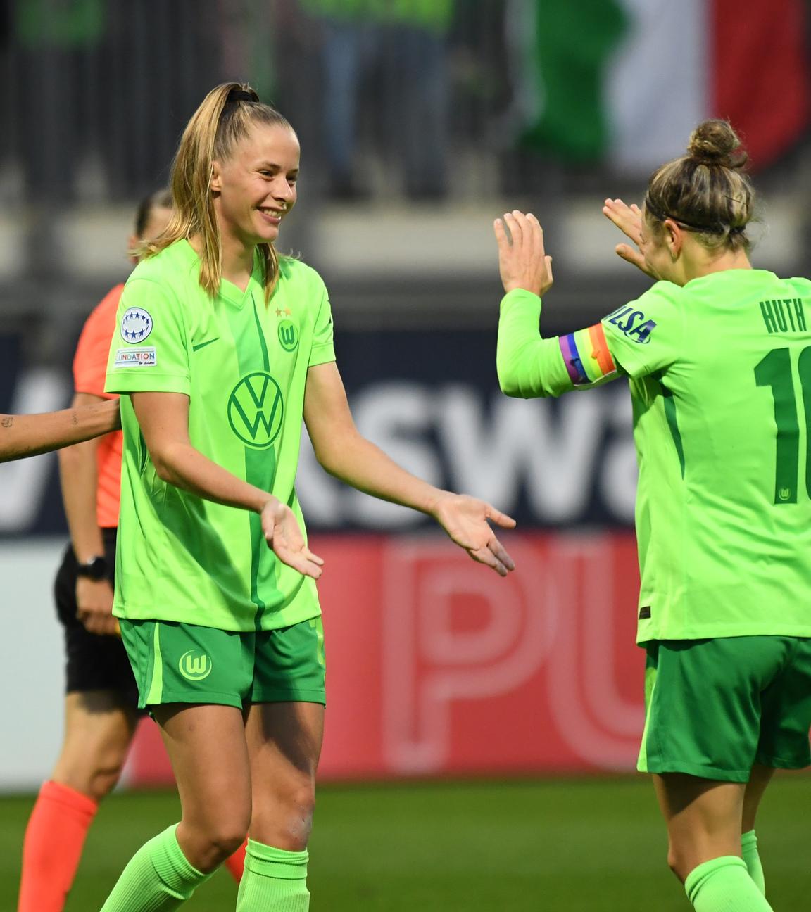  Wolfsburgs Vivien Endemann (M) jubelt mit Svenja Huth (r) und Sveindis Jonsdottir nach ihrem Tor zum 2:0.