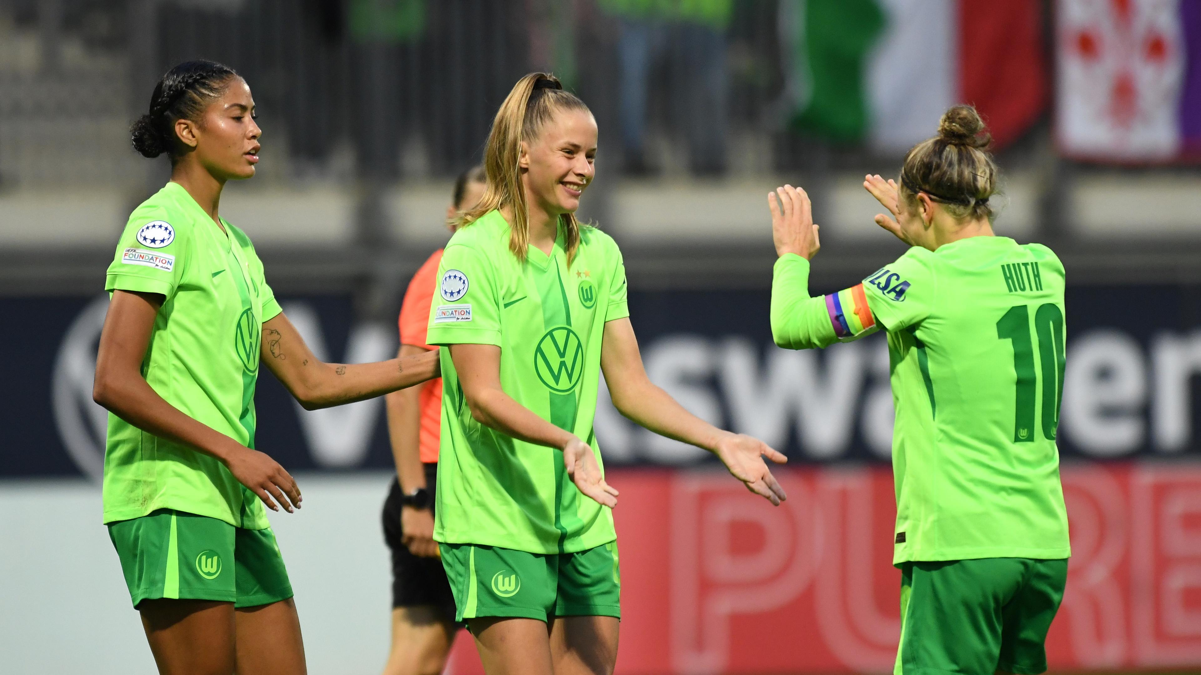  Wolfsburgs Vivien Endemann (M) jubelt mit Svenja Huth (r) und Sveindis Jonsdottir nach ihrem Tor zum 2:0.