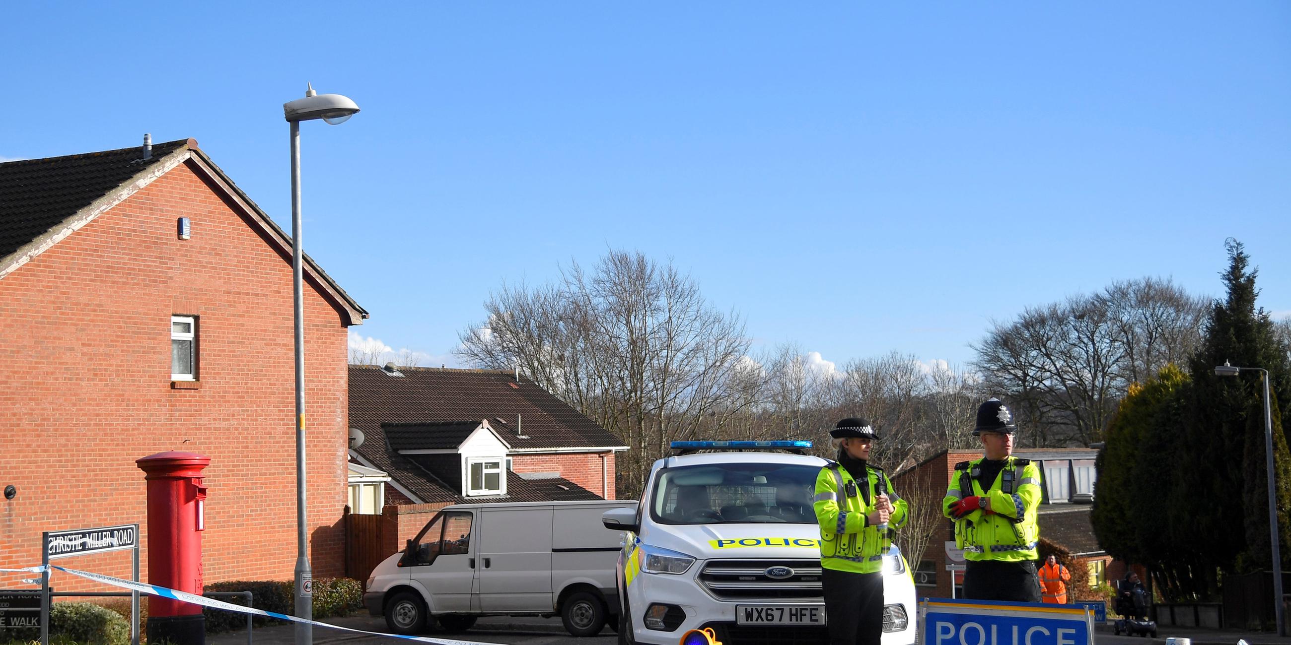 Polizisten stehen vor dem Wohnhaus von Sergej Skripal in Salisbury