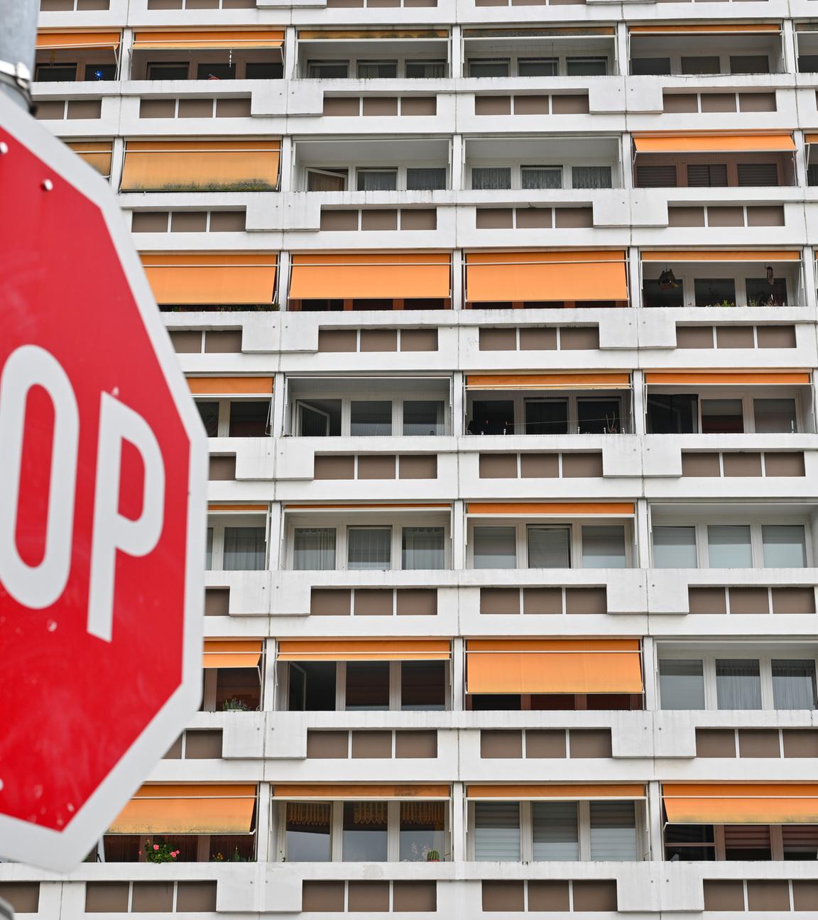  Ein Stop-Schild ist vor vielen Wohnungen in einem Hochhaus im Zentrum von Cottbus zu sehen.