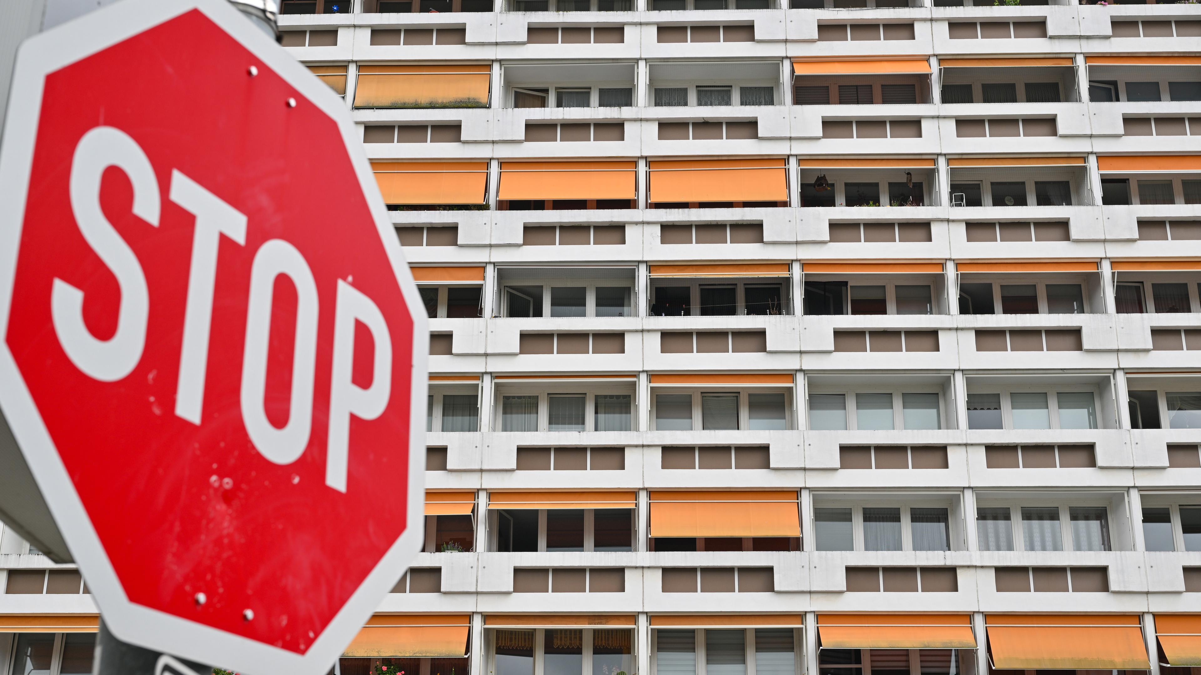  Ein Stop-Schild ist vor vielen Wohnungen in einem Hochhaus im Zentrum von Cottbus zu sehen.