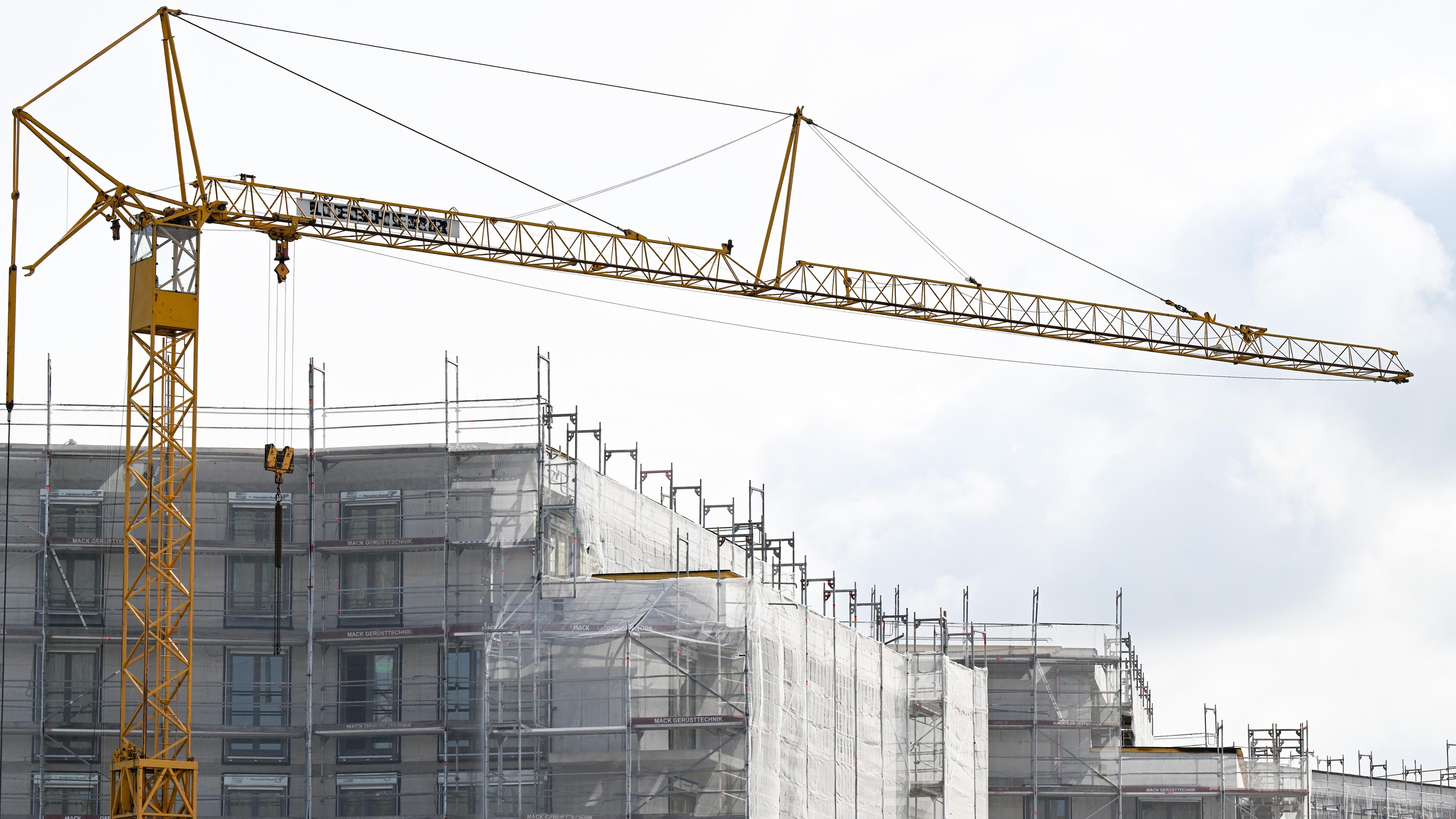 Auf einer Baustelle für Wohnungen steht ein Kran.