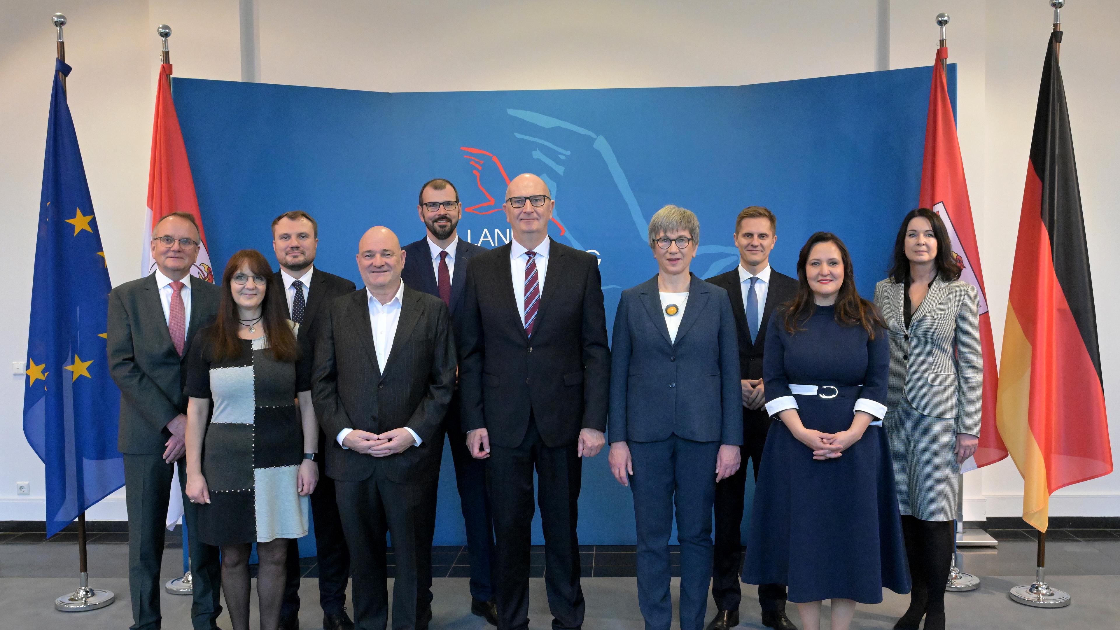 11.12.2024, Brandenburg, Potsdam: SPD-Landeschef Dietmar Woidke (SPD, 5.v.r) steht mit seinen Ministern für ein Gruppemfoto zusammen.