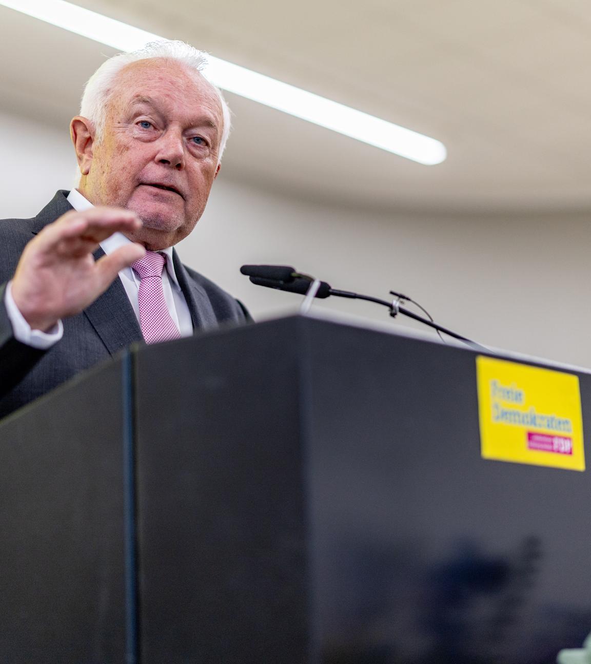 Wolfgang Kubicki (FDP), Spitzenkandidat seiner Partei für die Bundestagswahl, spricht bei der Landesvertreterversammlung der FDP zur Bundestagswahl 2025 im Congress Center der Holstenhallen.