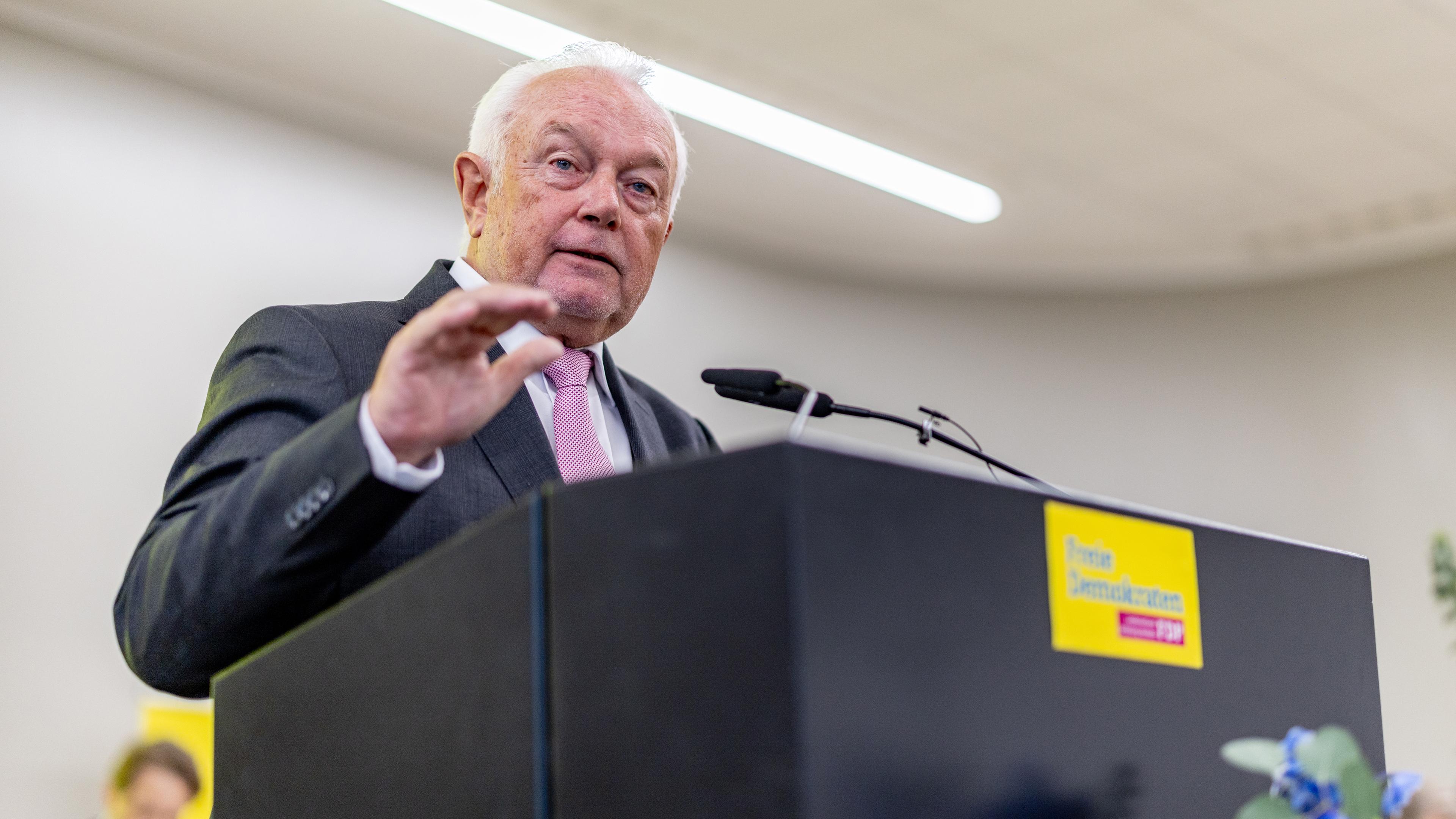 Wolfgang Kubicki (FDP), Spitzenkandidat seiner Partei für die Bundestagswahl, spricht bei der Landesvertreterversammlung der FDP zur Bundestagswahl 2025 im Congress Center der Holstenhallen.