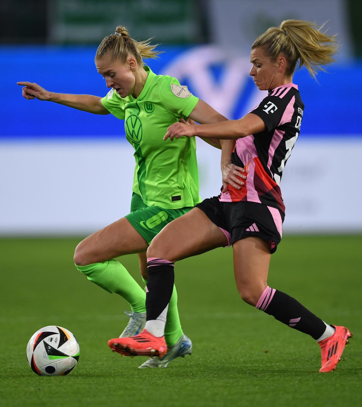 Wolfsburgs Janina Minge (l) spielt gegen Münchens Linda Dallmann.