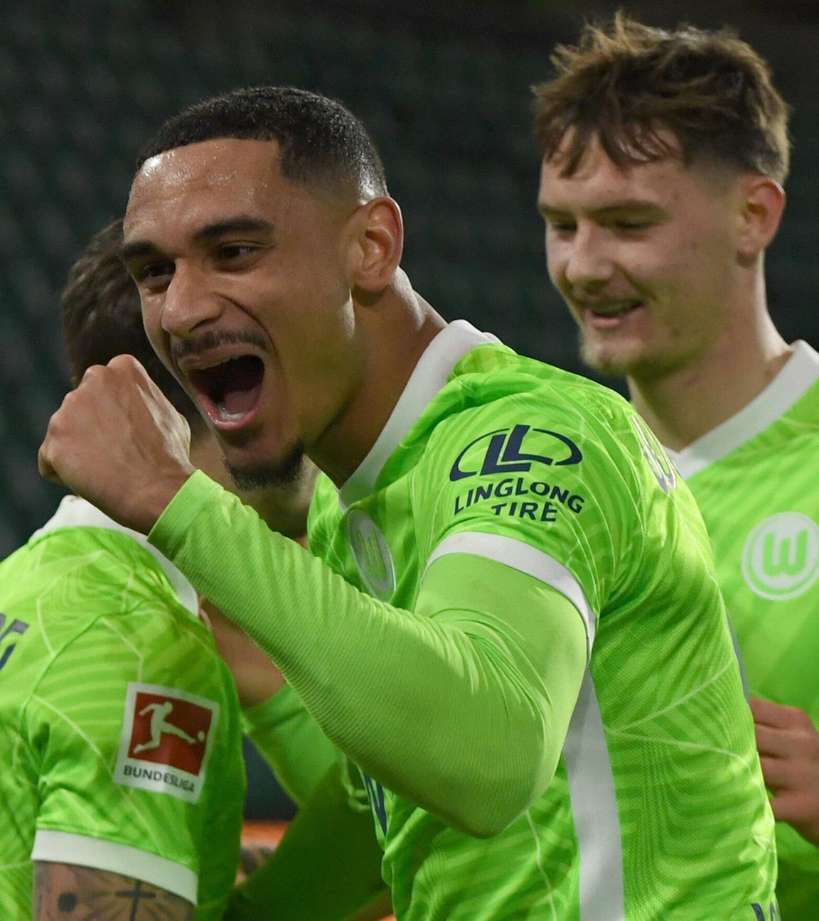 V. l. Maximilian Philipp (Wolfsburg), Maxence Lacroix (Wolfsburg), Bartosz Bialek (Wolfsburg) im Spiel VfL Wolfsburg - SpVgg Greuther Fürth, am 06.02.2022.