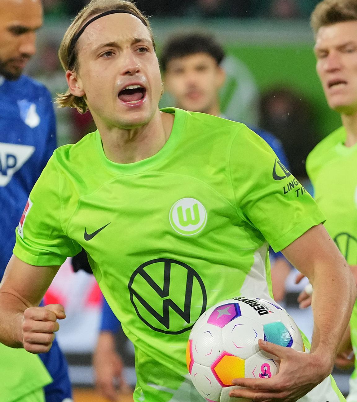 Lovro Majer von Wolfsburg jubelt nach seinem per Elfmeter erzielten 2:2-Ausgleich.