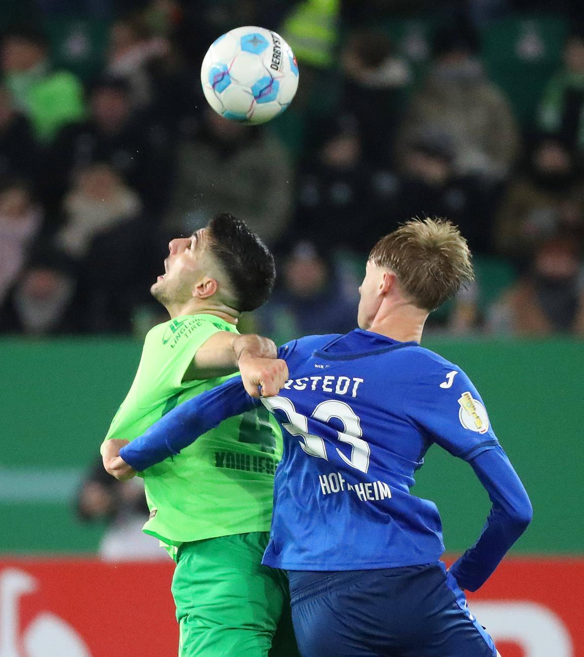 Konstantinos Koulierakis (VfL Wolfsburg) und Max Moerstedt (Hoffenheim) Wolfsburg kämpfen um den Ball.