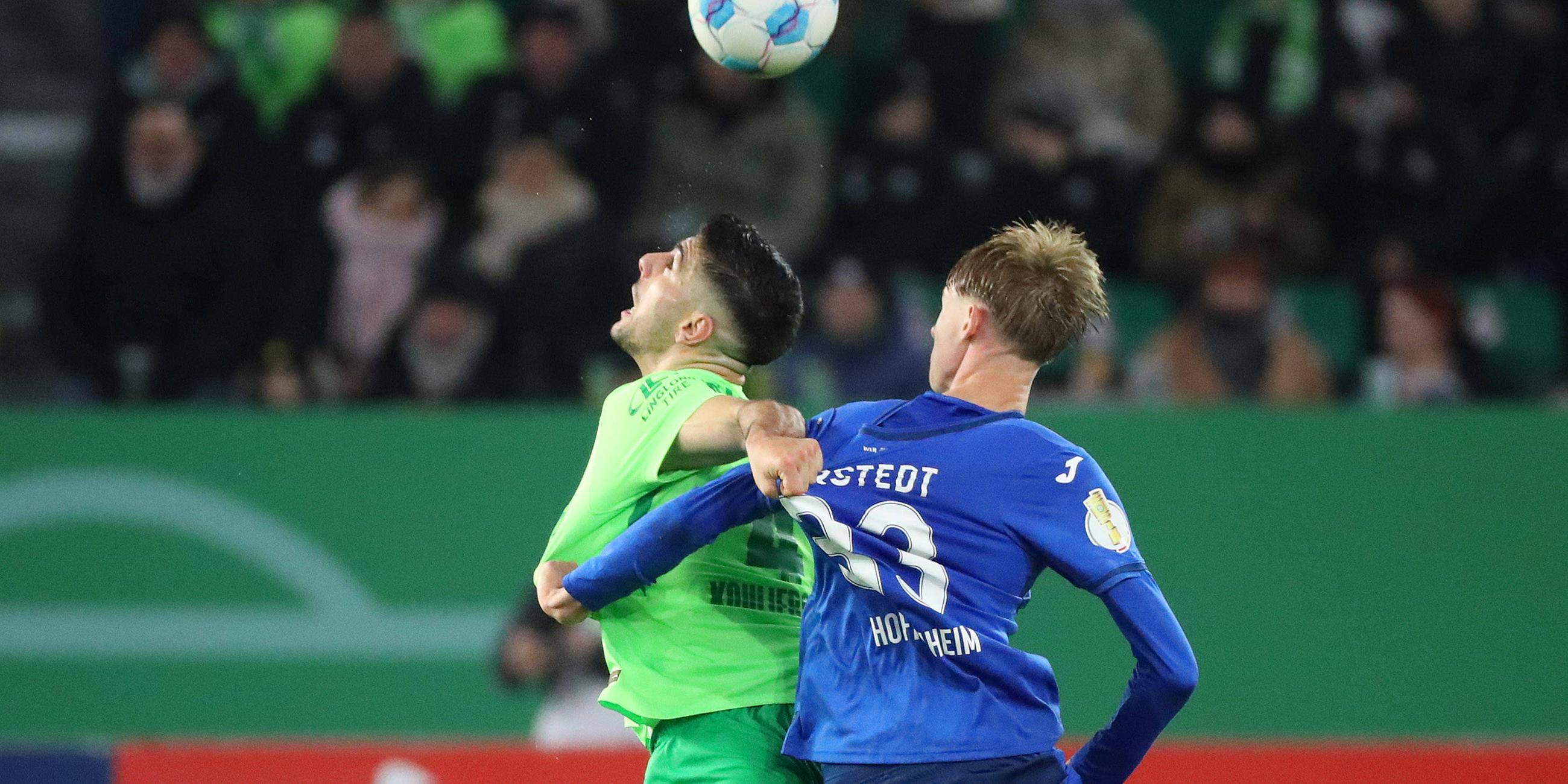 Konstantinos Koulierakis (VfL Wolfsburg) und Max Moerstedt (Hoffenheim) Wolfsburg kämpfen um den Ball.