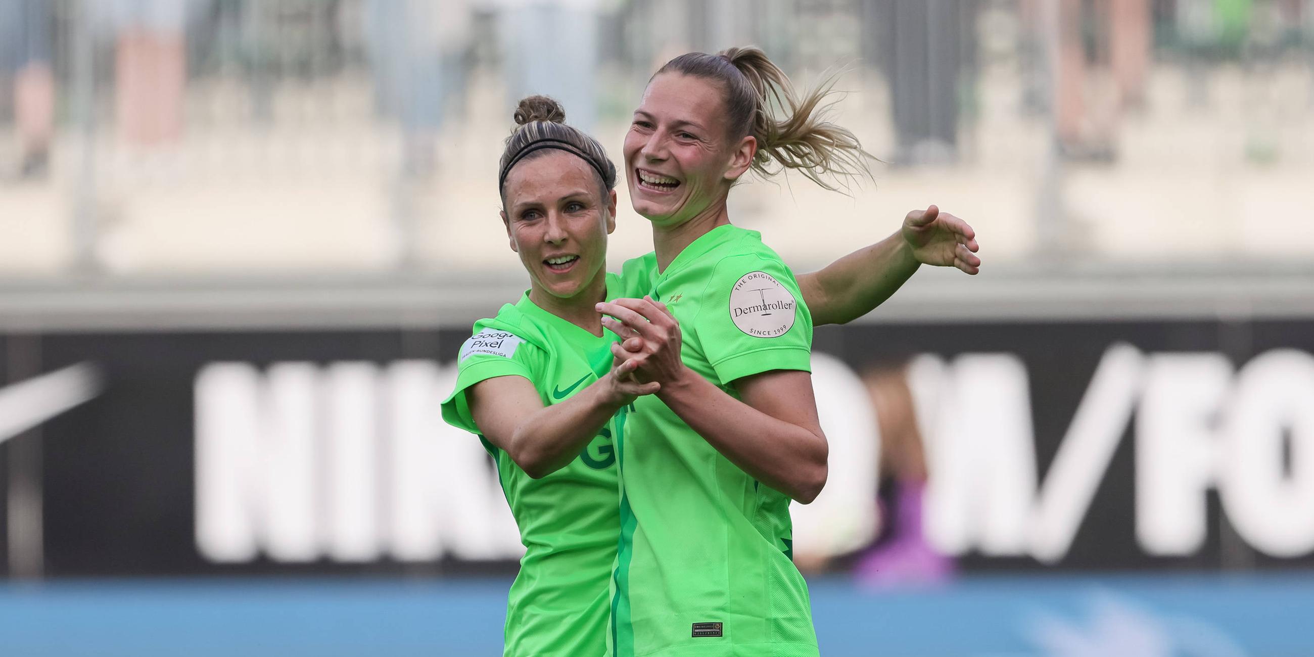 Svenja Huth (VfL Wolfsburg, 10) und Torschützin Sarai Linder (VfL Wolfsburg, 39) jubeln.