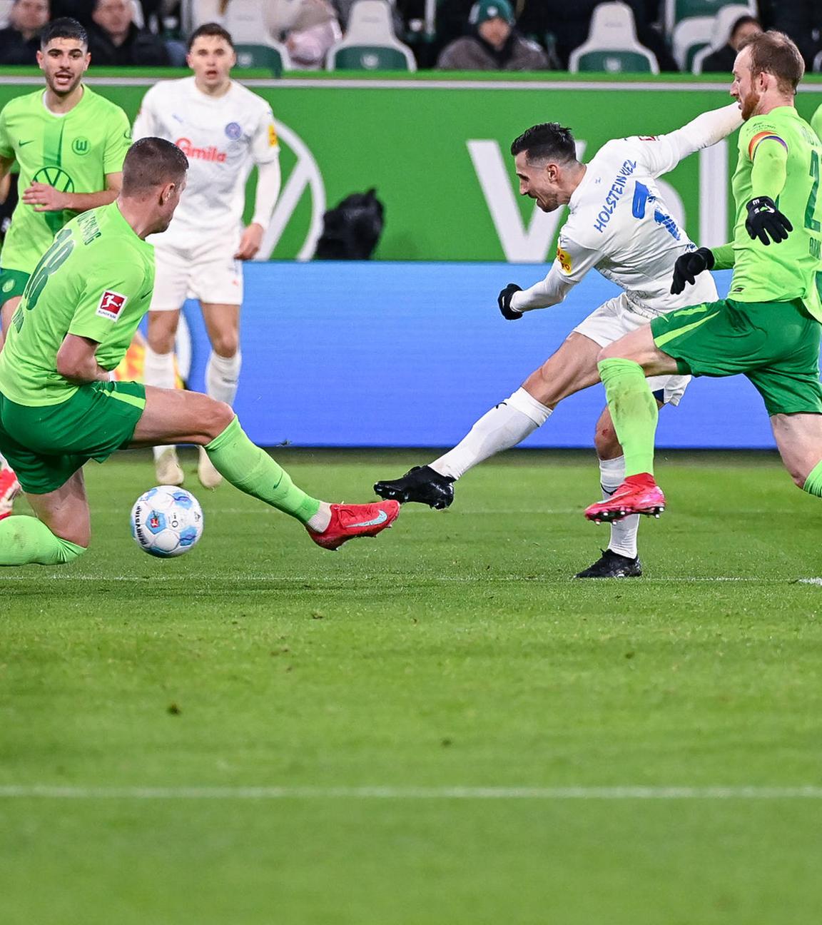 Steven Skrzybski (Holstein Kiel) erzielt das Tor zum 2:2.