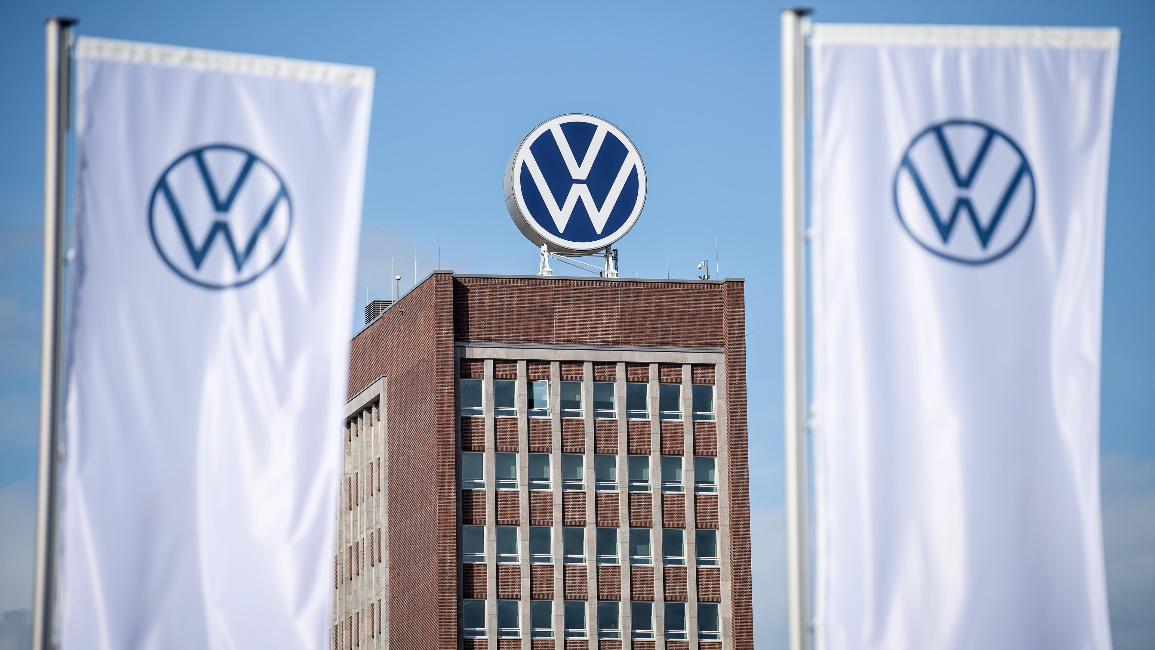 Niedersachsen, Wolfsburg: Ein großes VW-Logo steht auf dem Verwaltungshochhaus vom Volkswagen Werk.