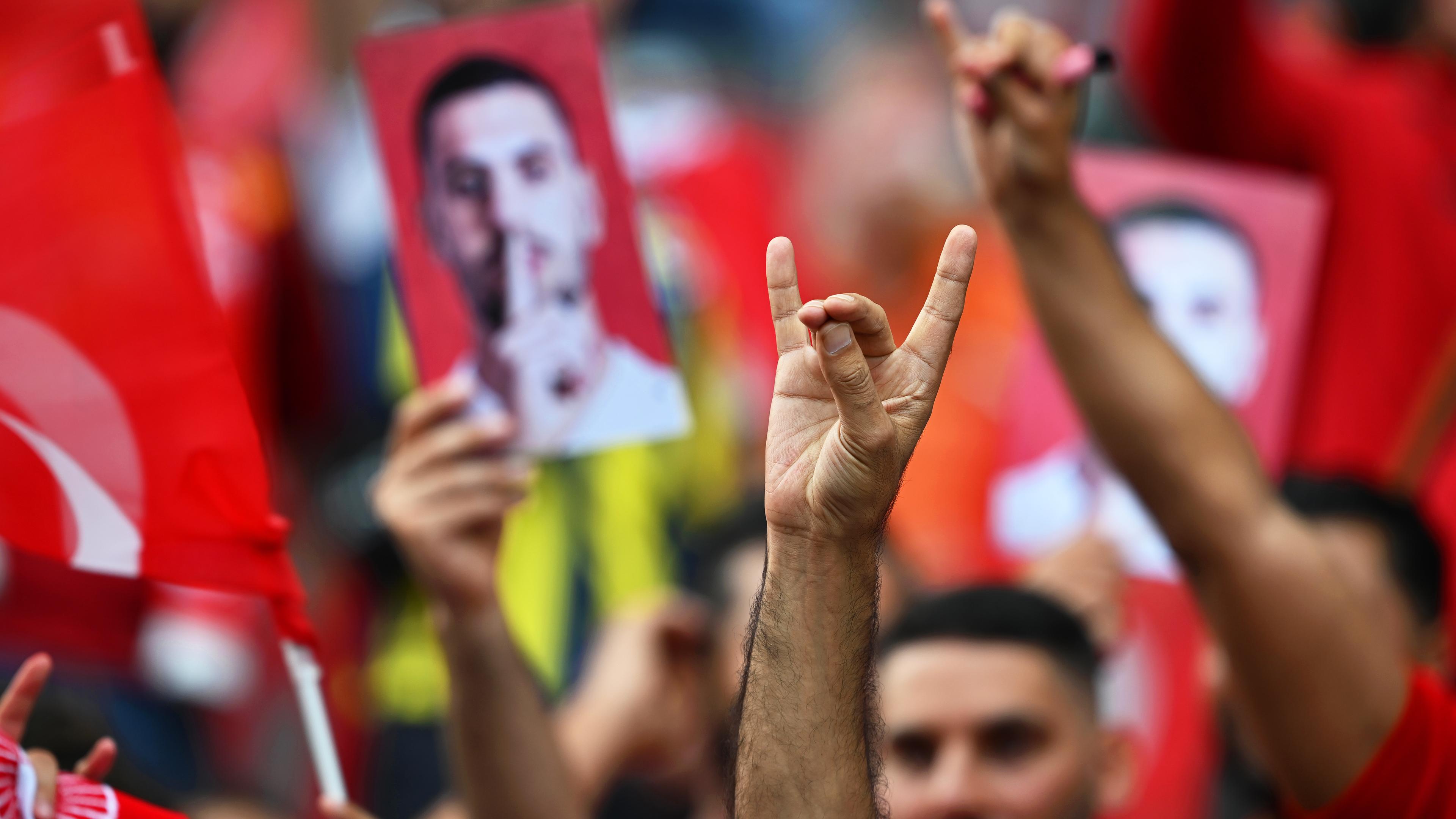 Türkische Fans zeigen Wolfsgruß in Berlin
