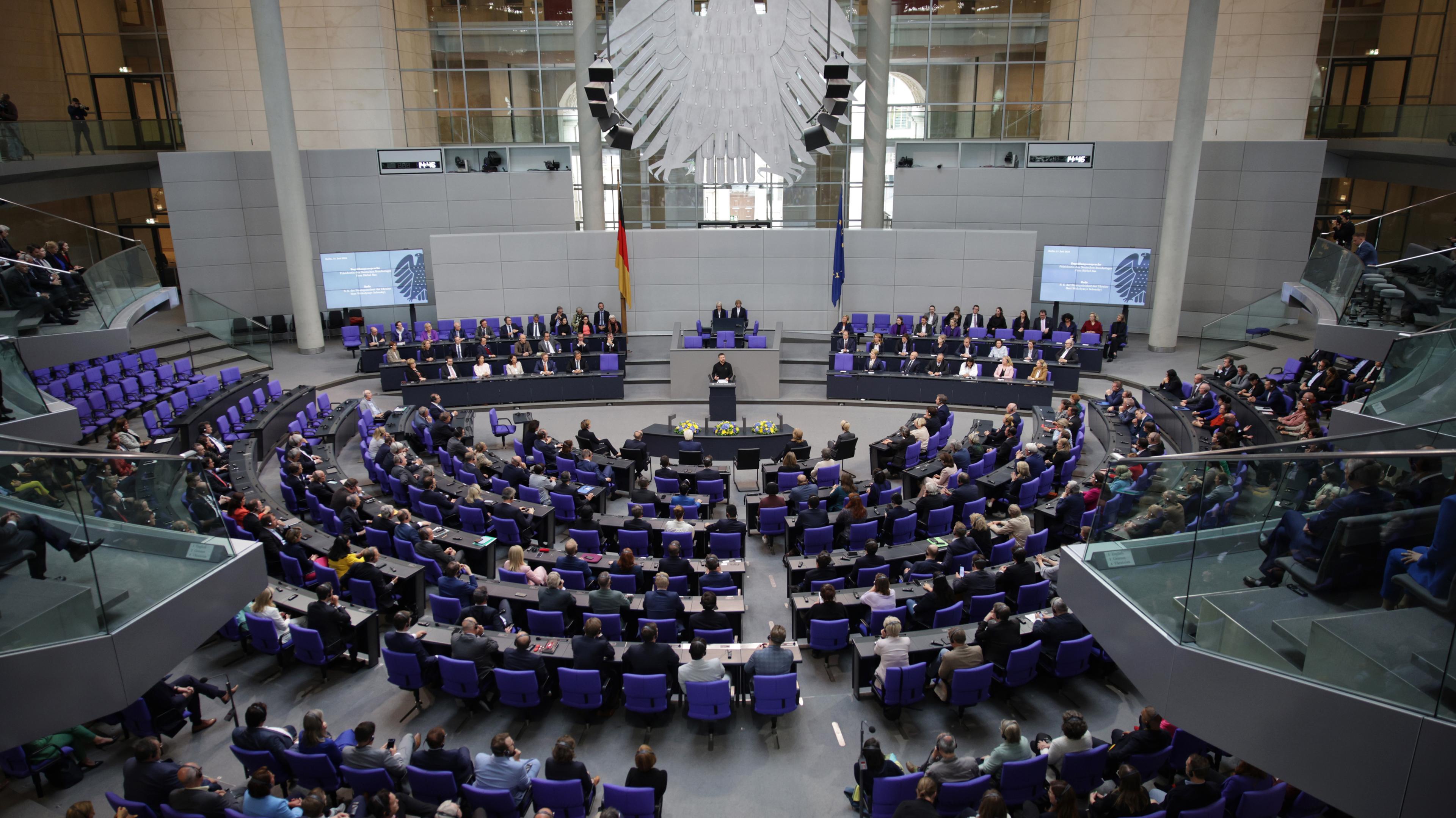 Wolodymyr Selenskyj, Präsident der Ukraine, hält im Deutschen Bundestag eine Rede am 11.06.2024.