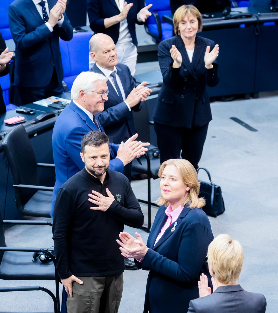 Anwesende applaudieren Wolodymyr Selenskyj nach seiner Rede im Deutschen Bundestag am 11.06.2024.
