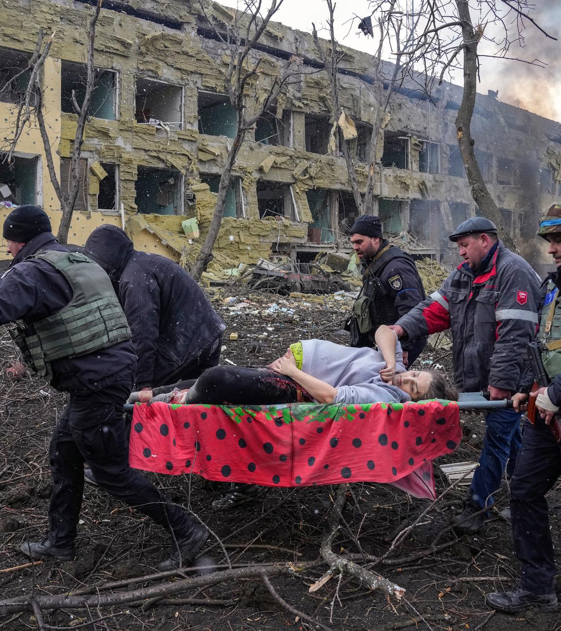 Das WPP-Bild des Jahres zeigt eine schwangere Frau, die bei dem Bombardement verletzt wurde und dazu verurteilt ist, in ihren letzten Momenten um den Tod zu betteln, damit ihr Kind überleben kann. 