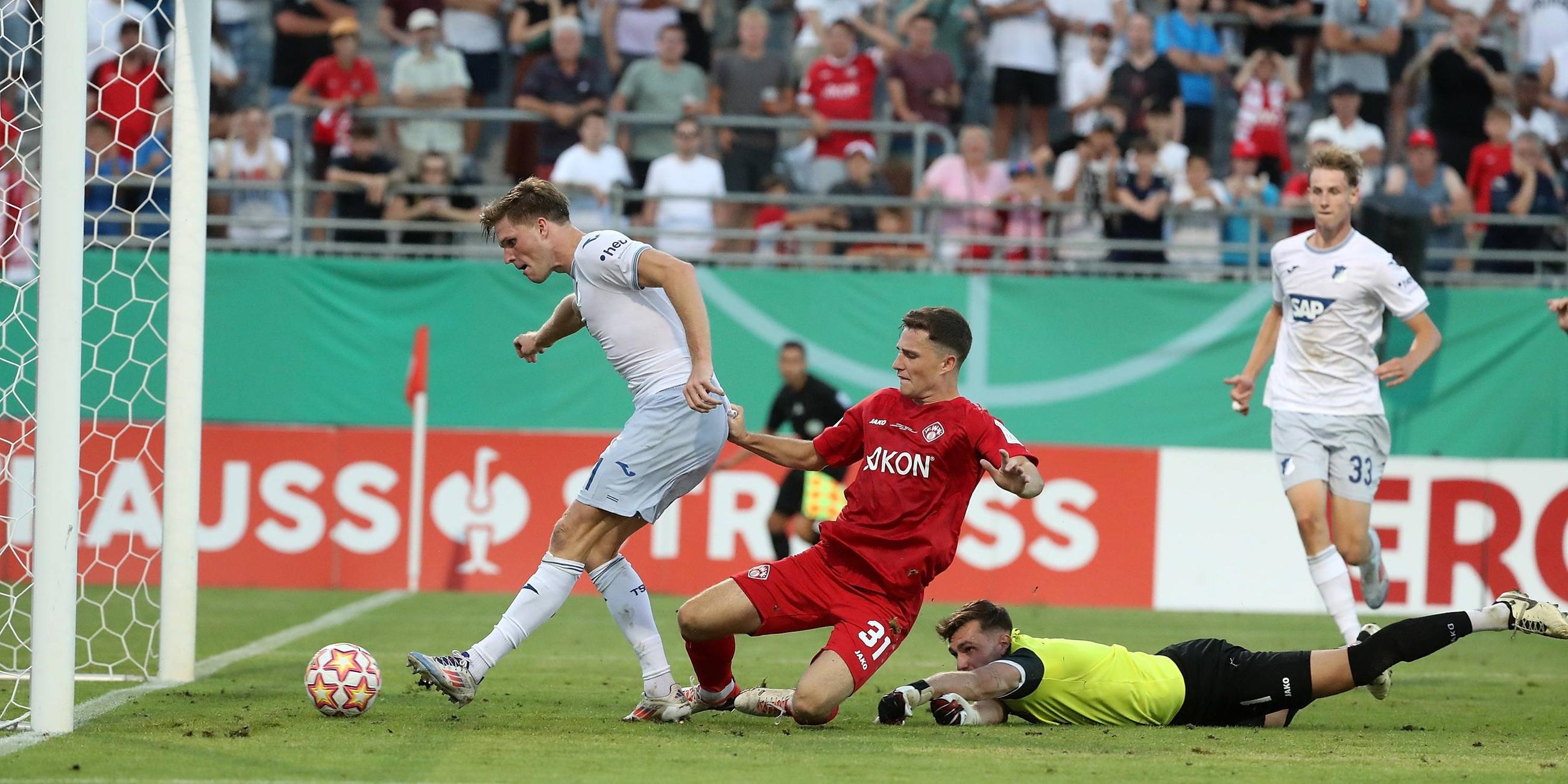 DFB-Pokal, Würzburger Kickers - TSG 1899 Hoffenheim, 1. Runde: Marius Bülter (TSG 1899 Hoffenheim) erzielt das Tor zum 2:2