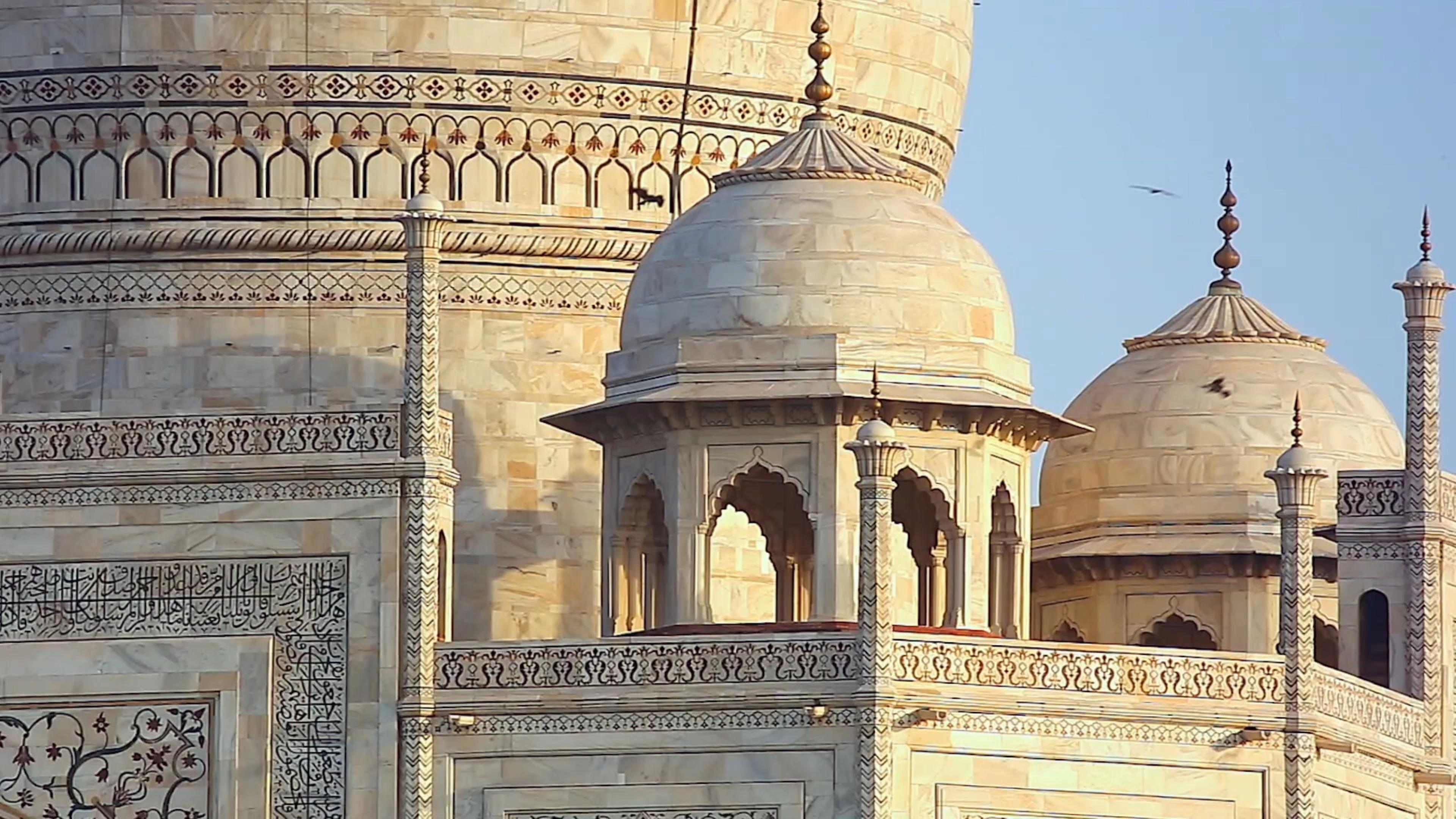  Außenansicht des Taj Mahal mit Kuppeltürmen.