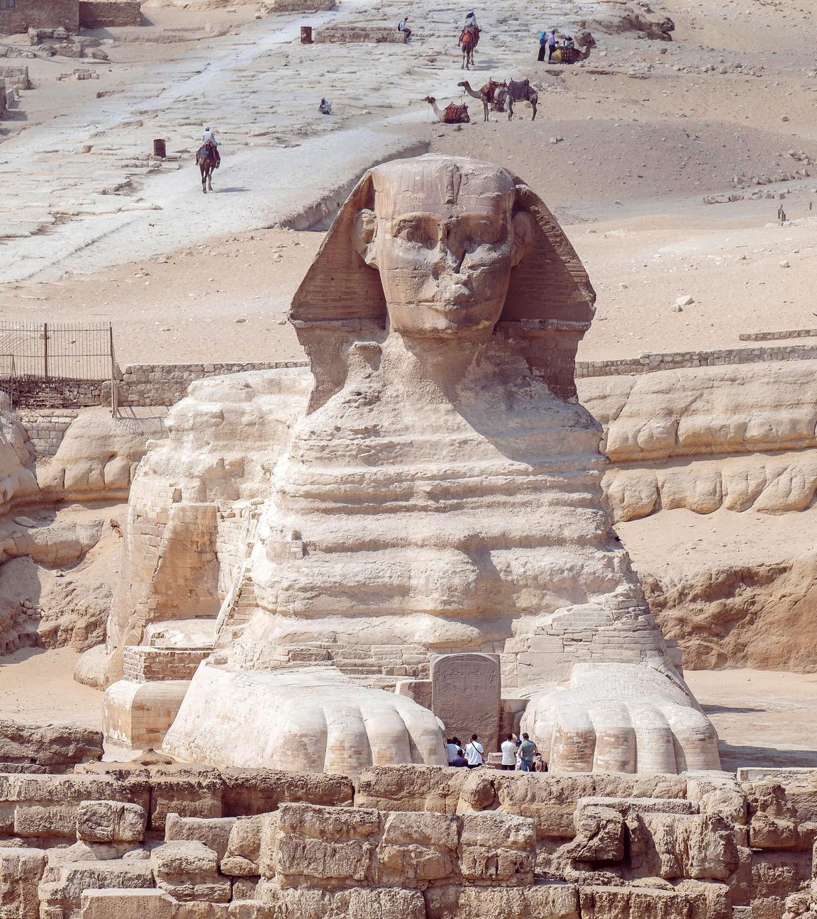 Der Große Sphinx von Gizeh unter einem klaren blauen Himmel.