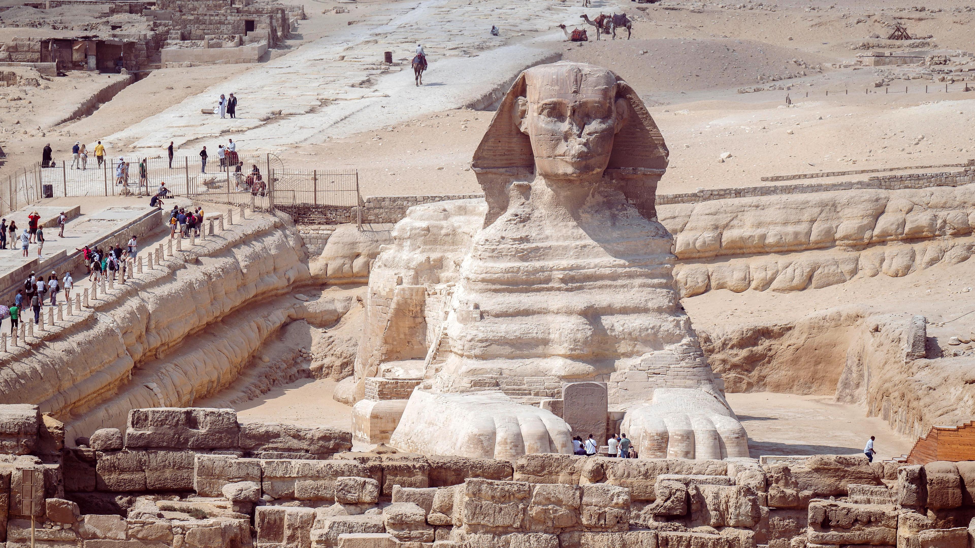 Der Große Sphinx von Gizeh unter einem klaren blauen Himmel.