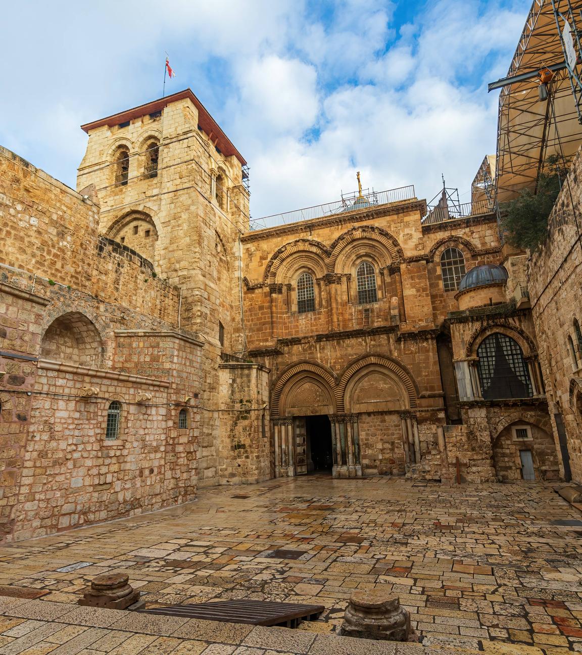 Blick auf den Haupteingang zur Grabeskirche in der Altstadt von Jerusalem.