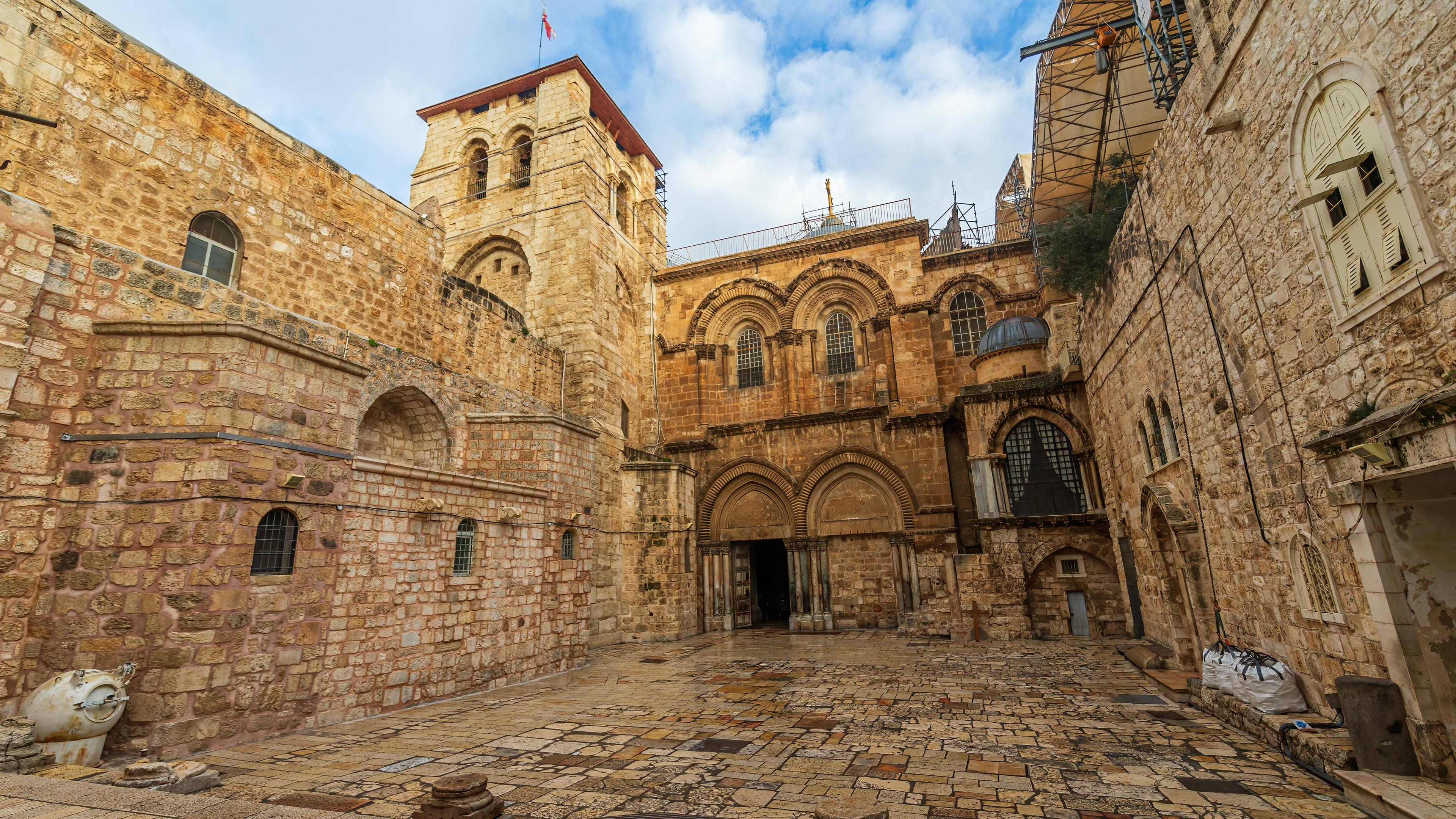 Blick auf den Haupteingang zur Grabeskirche in der Altstadt von Jerusalem.