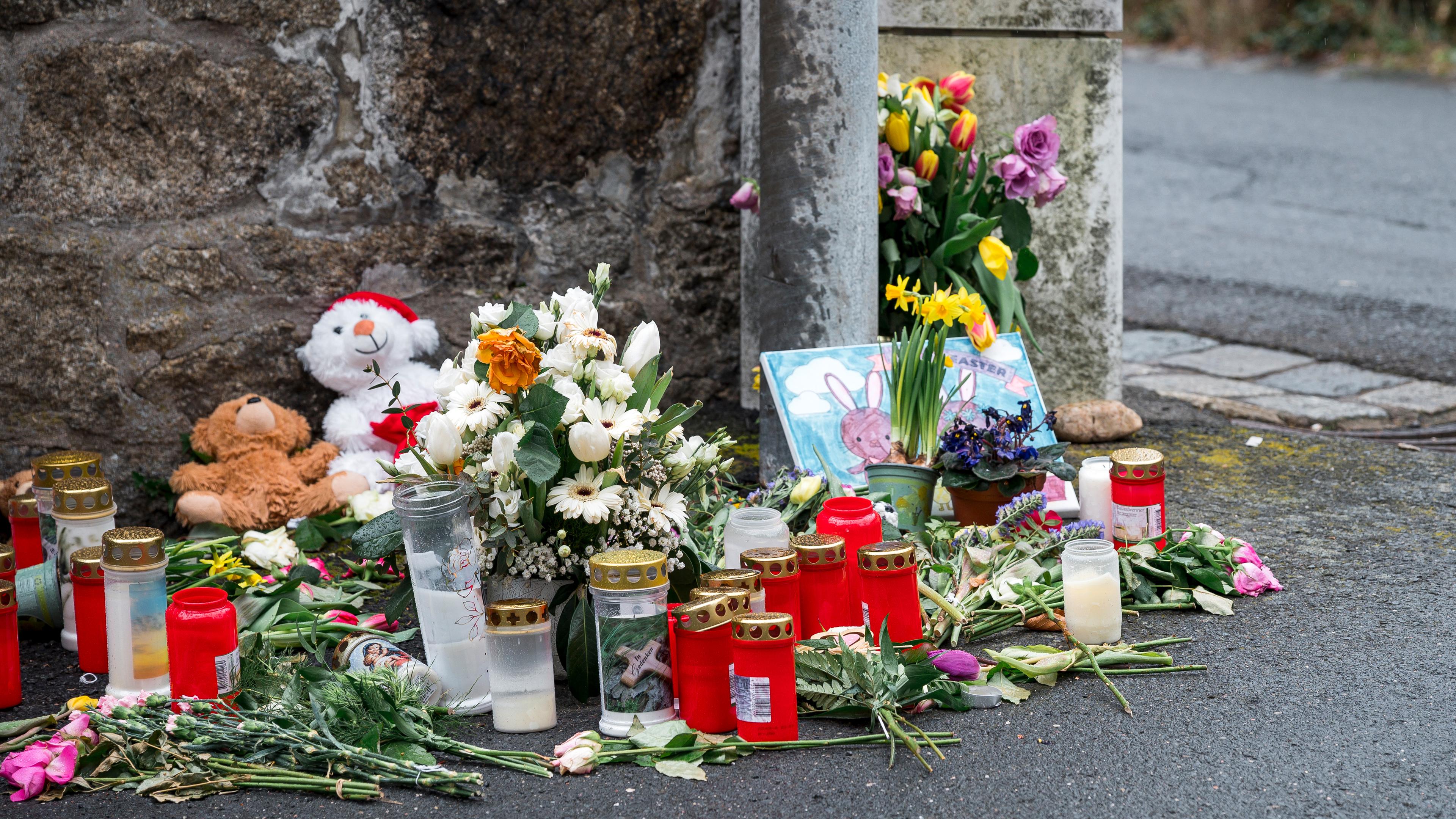 An einer Mauer vor dem Kinder- und Jugendhilfezentrum, in dem eine Zehnjährige tot aufgefunden wurde, liegen Blumen, Kuscheltiere und Kerzen, aufgenommen am 05.09.2023