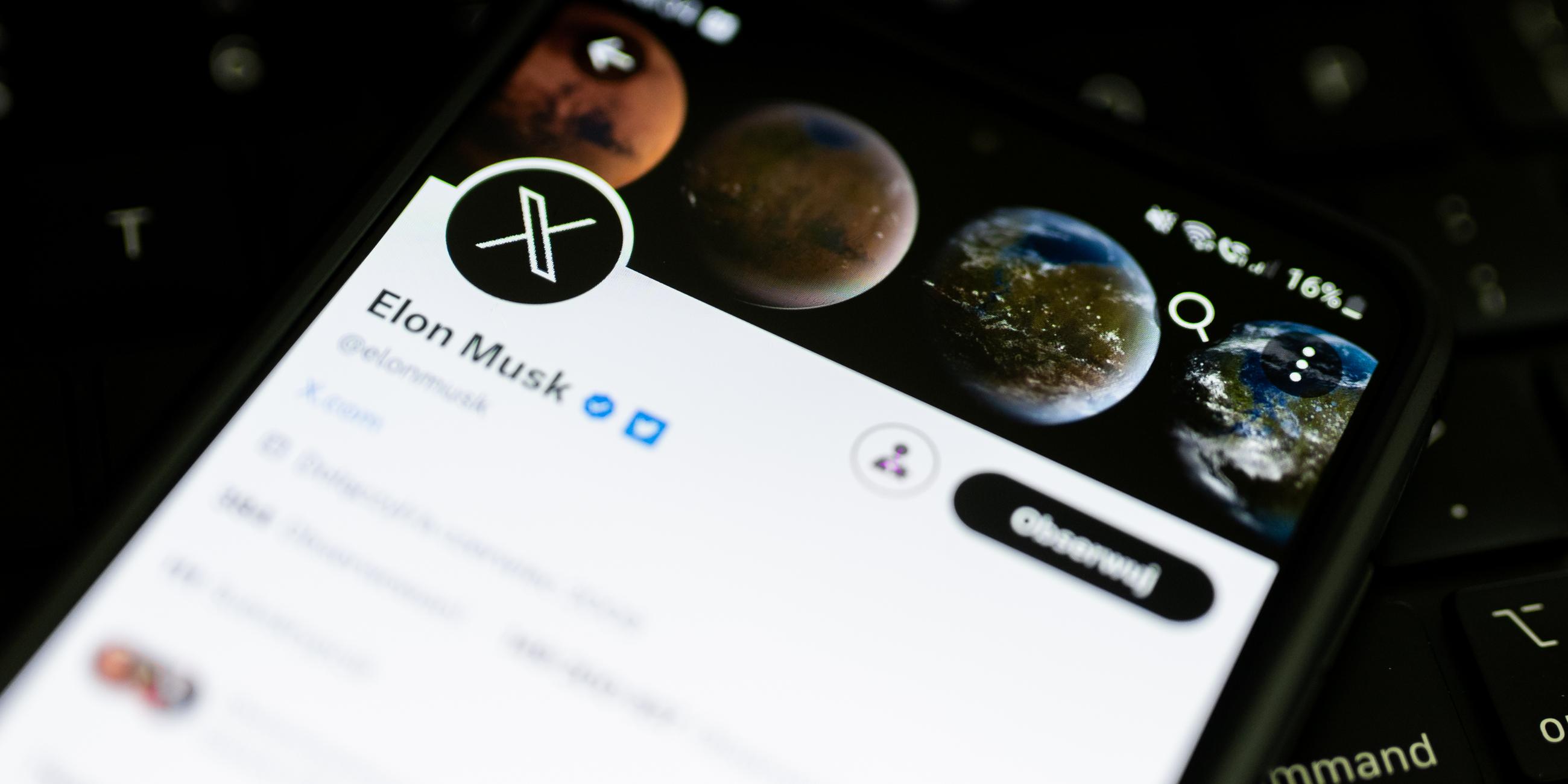 Ein X-Logo ist auf dem Konto von Twitter-Besitzer Musk auf einem Smartphone zu sehen. Archivbild