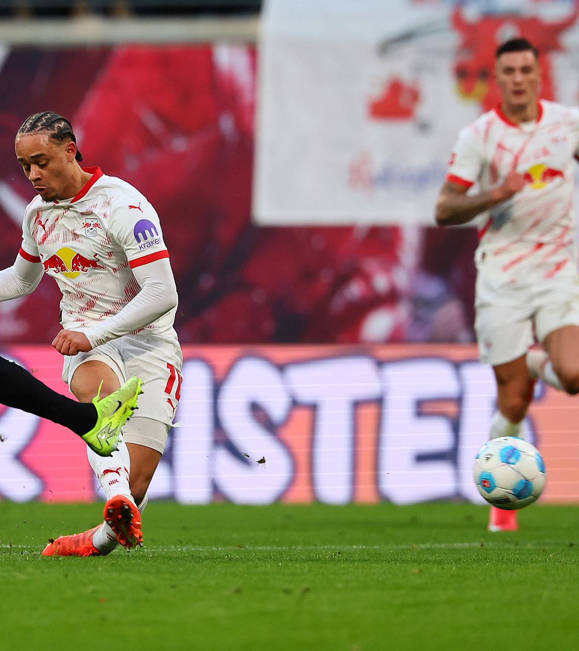 RB Leipzig - Werder Bremen: Xavi Simons (rechts) schießt ein zum 1:0.  Links: Derrick Köhn (Bremen) 