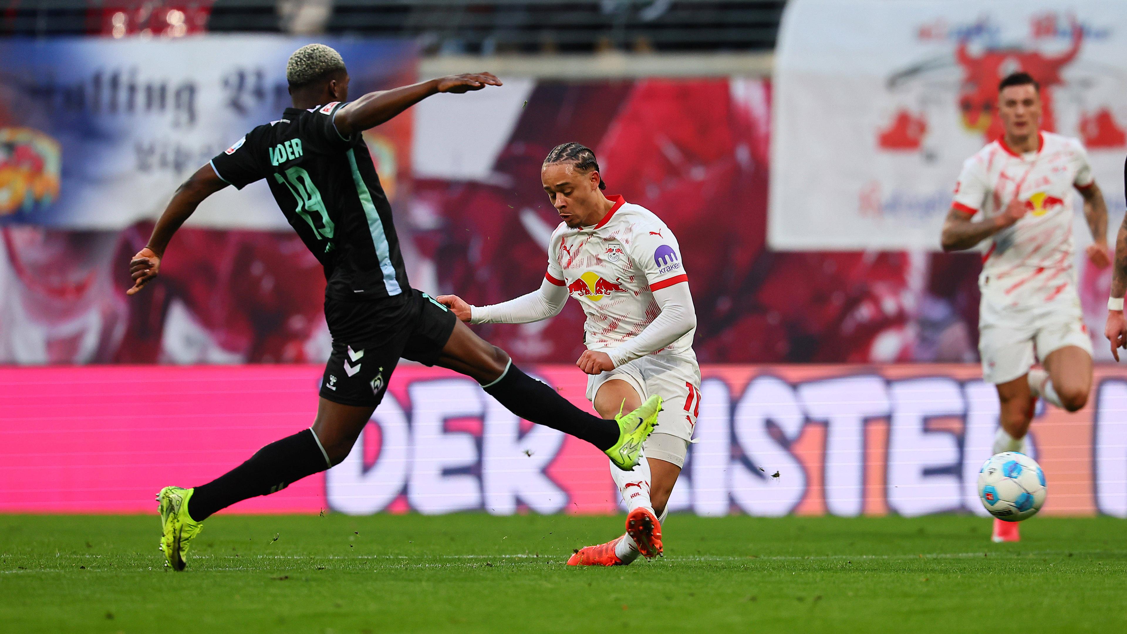 RB Leipzig - Werder Bremen: Xavi Simons (rechts) schießt ein zum 1:0.  Links: Derrick Köhn (Bremen) 