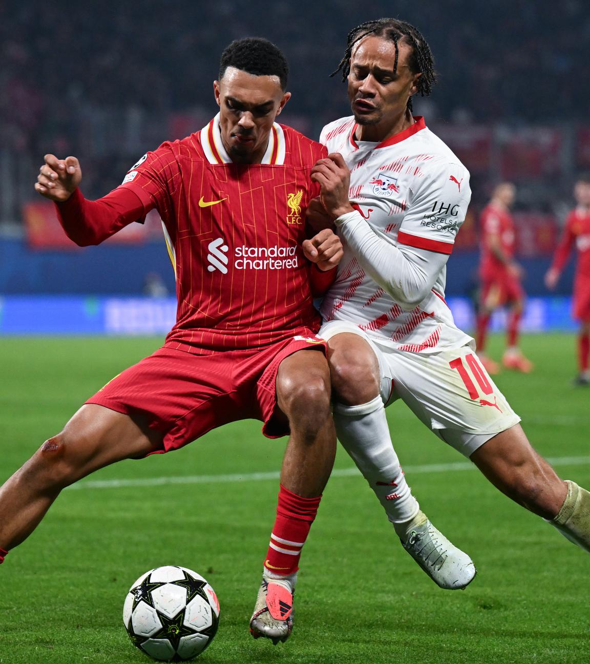 Leipzigs Xavi Simons (r) und Liverpools Trent Alexander-Arnold kämpfen um den Ball.