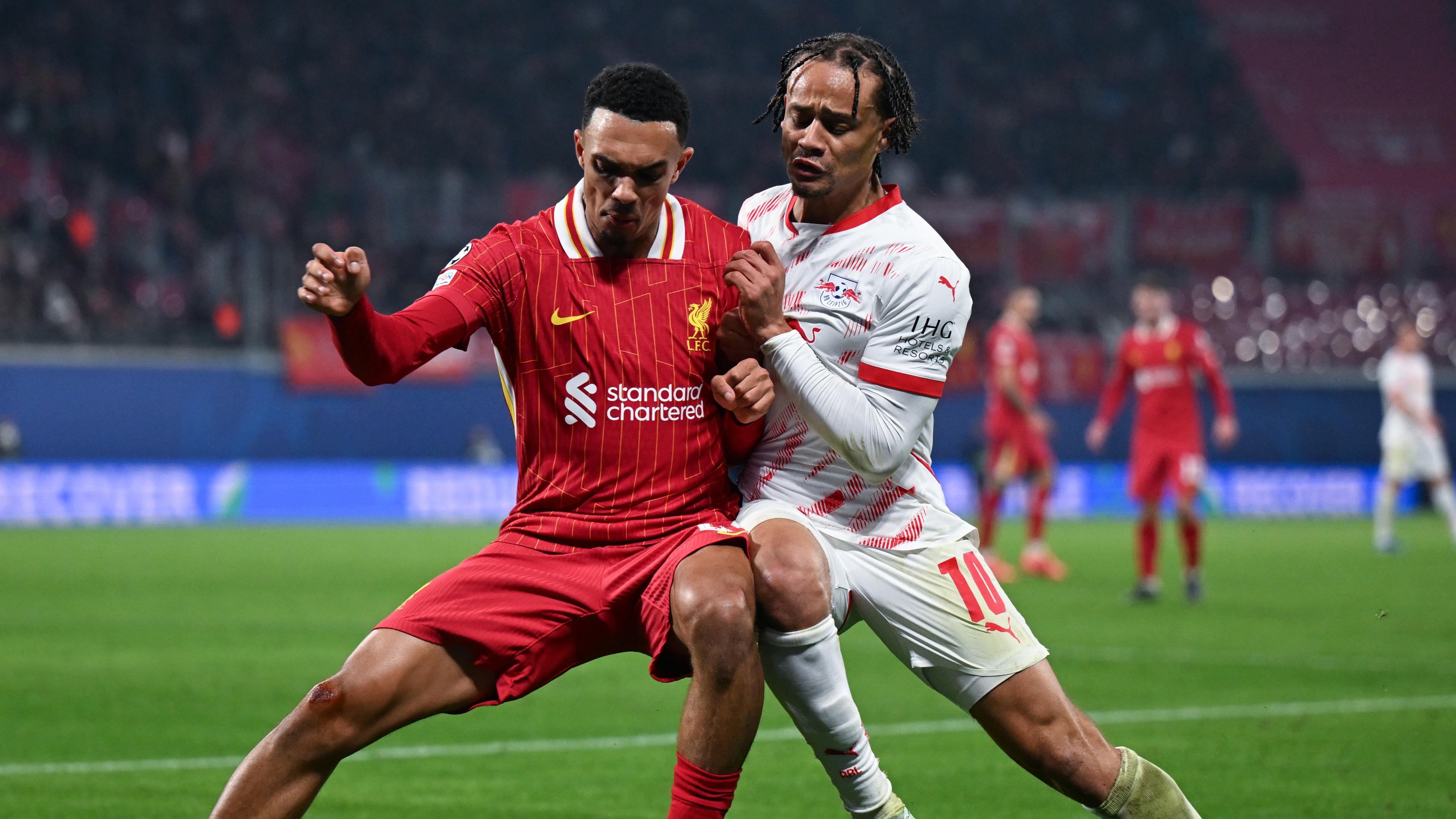 Leipzigs Xavi Simons (r) und Liverpools Trent Alexander-Arnold kämpfen um den Ball.