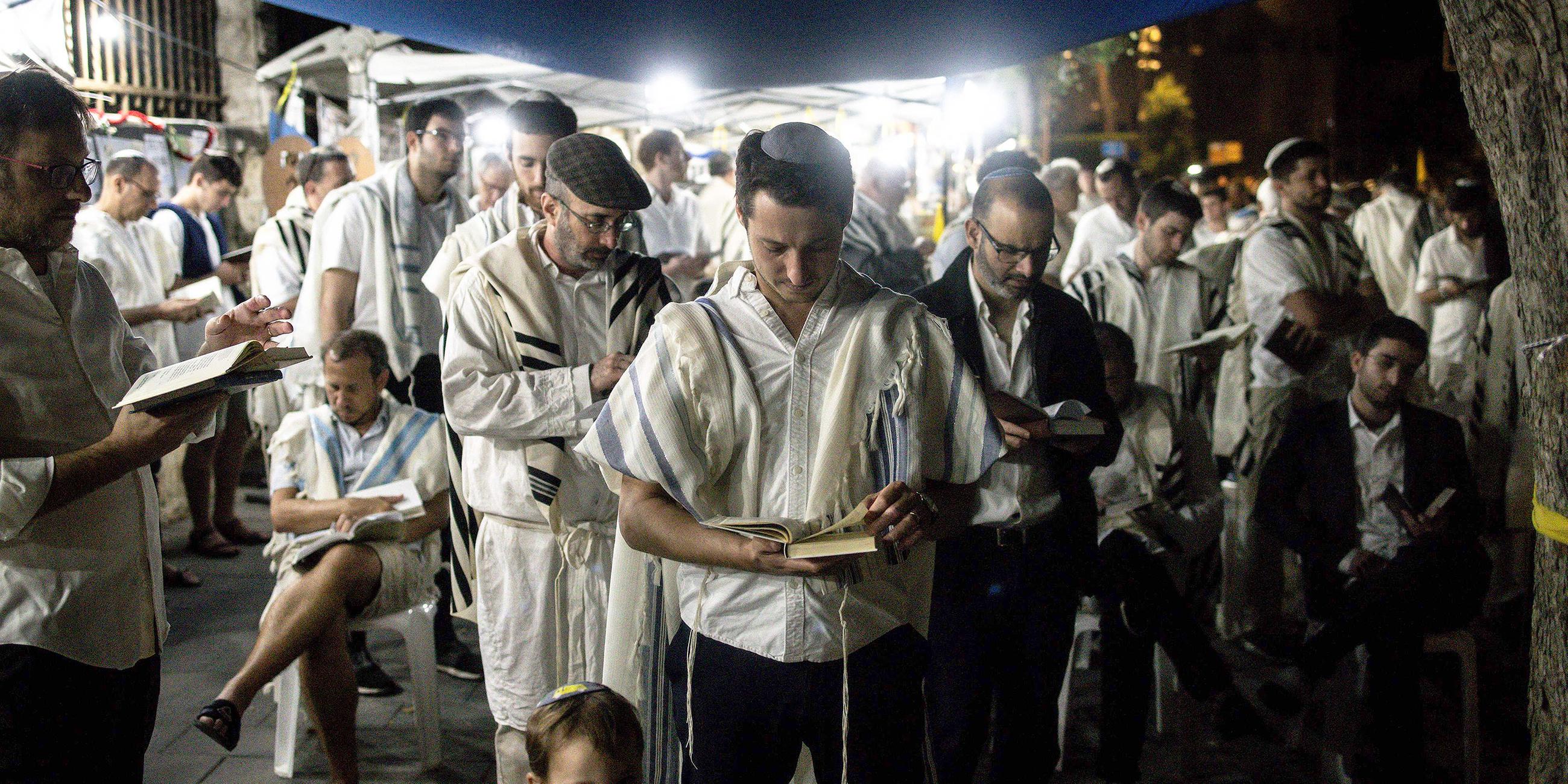 Jüdische Gläubige beten an Jom Kippur in Jerusalem, Israel