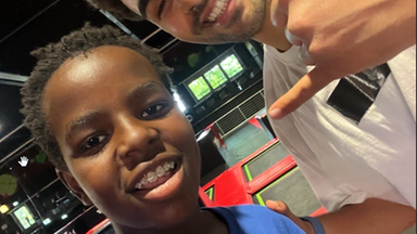 Younes Zarou macht ein Selfie mit Kinderreporter Momo