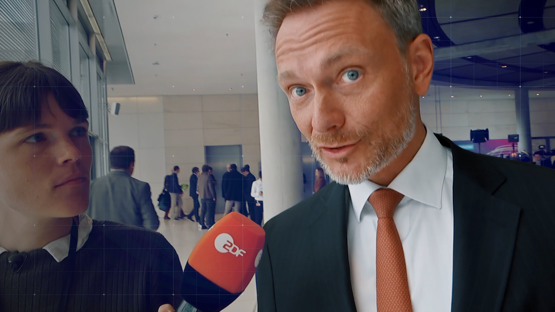 Bundesfinanzminister Christian Lindner im Interview mit Reporterin im Reichstag
