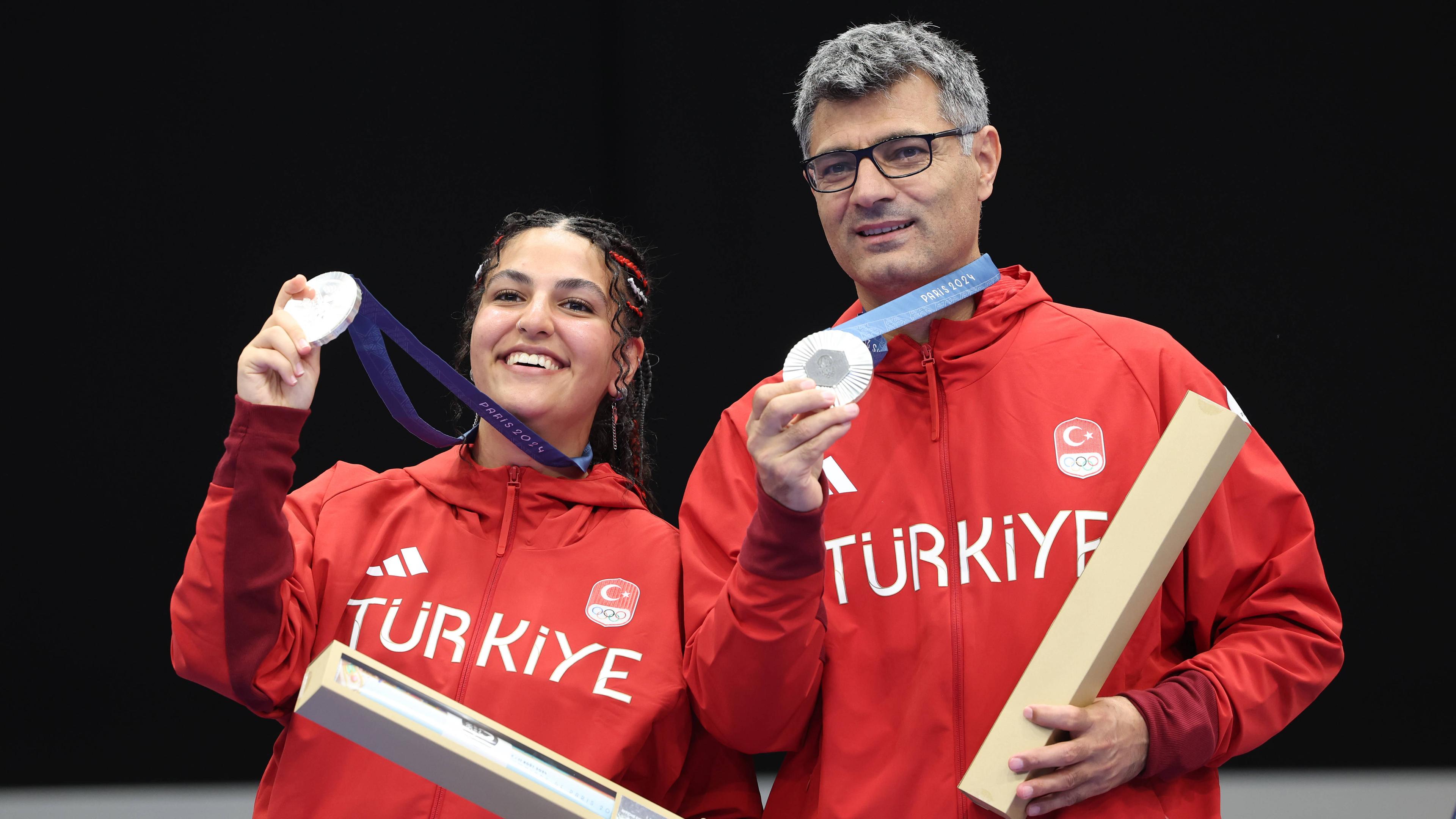 Yusuf Dikec und Sevval Ilayda Tarhan gewinnen die Bronzemedaille für die Türkei bei den olympischen Spielen 2024.